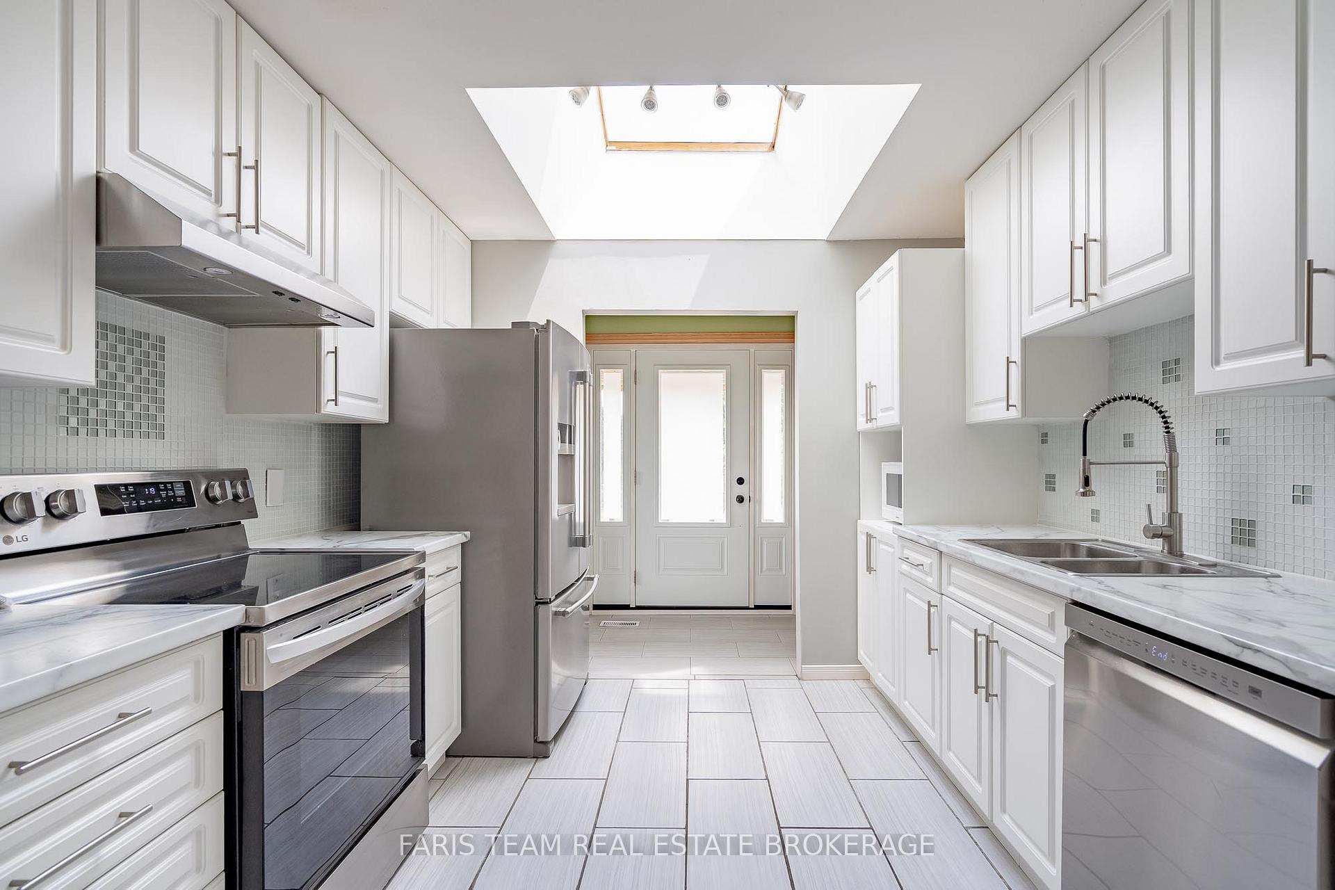 Photo 9 of 82 Bayview Drive, Barrie, Allandale Heights — HOMEH
