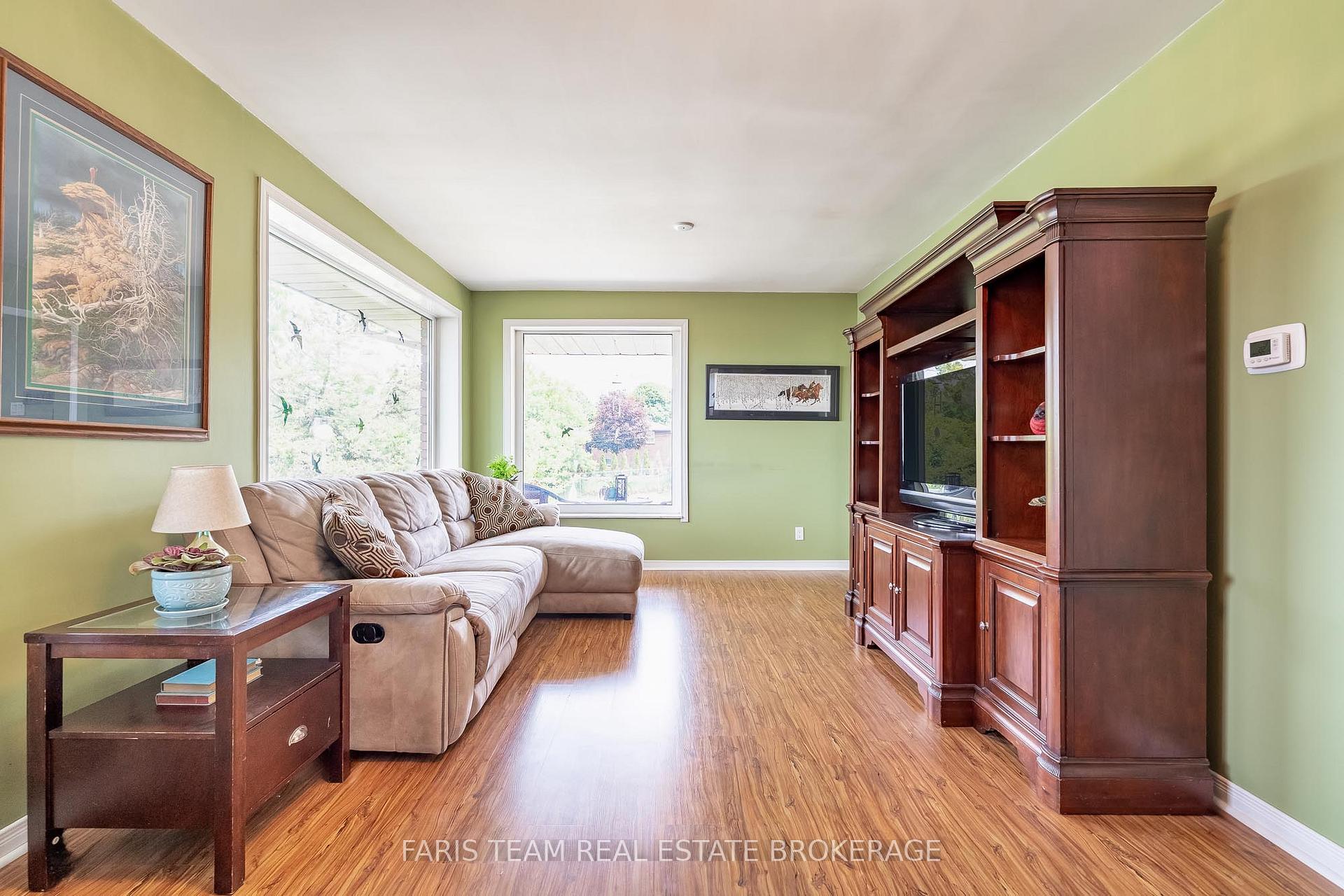 Photo 12 of 82 Bayview Drive, Barrie, Allandale Heights — HOMEH