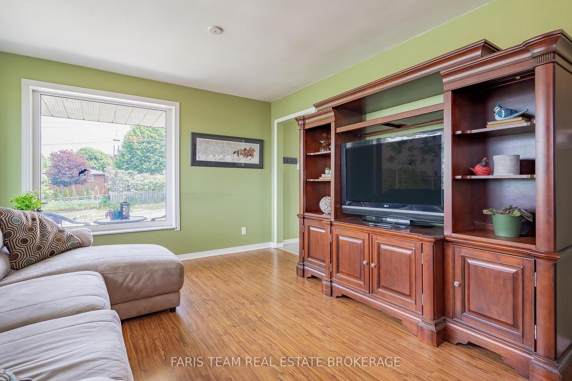 Photo 13 of 82 Bayview Drive, Barrie, Allandale Heights — HOMEH
