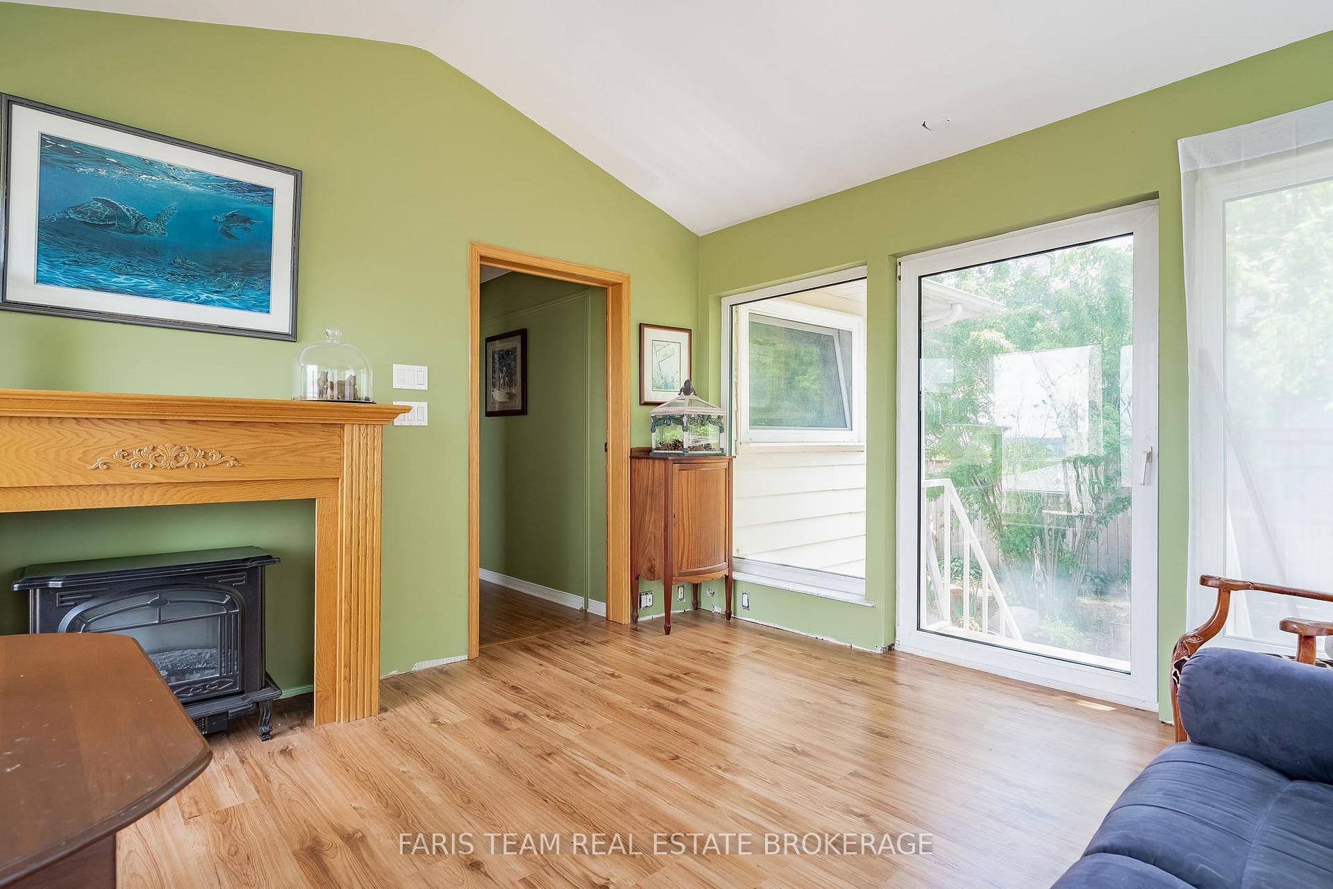 Photo 17 of 82 Bayview Drive, Barrie, Allandale Heights — HOMEH