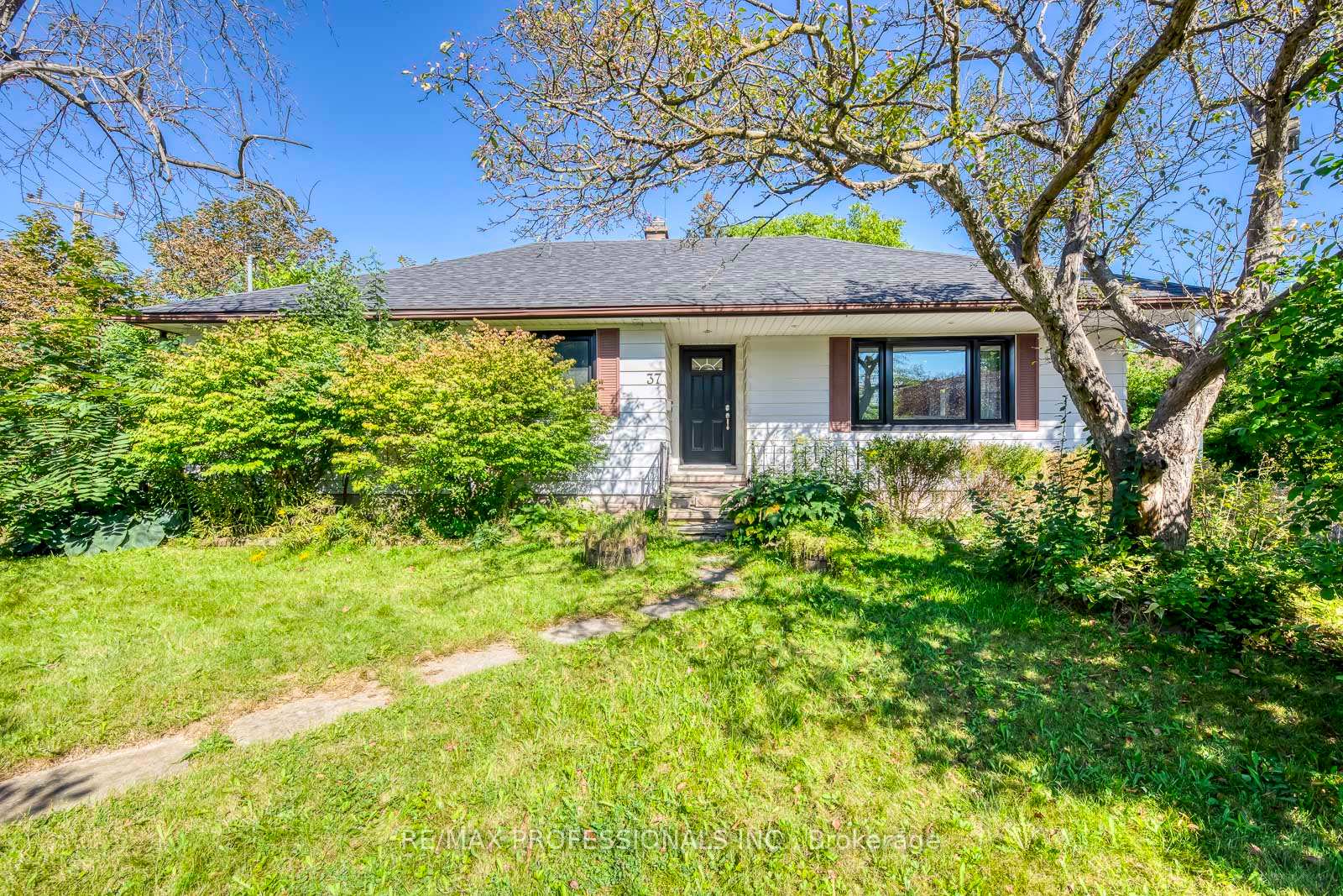 Photo of 37 Mclaughlin Road N