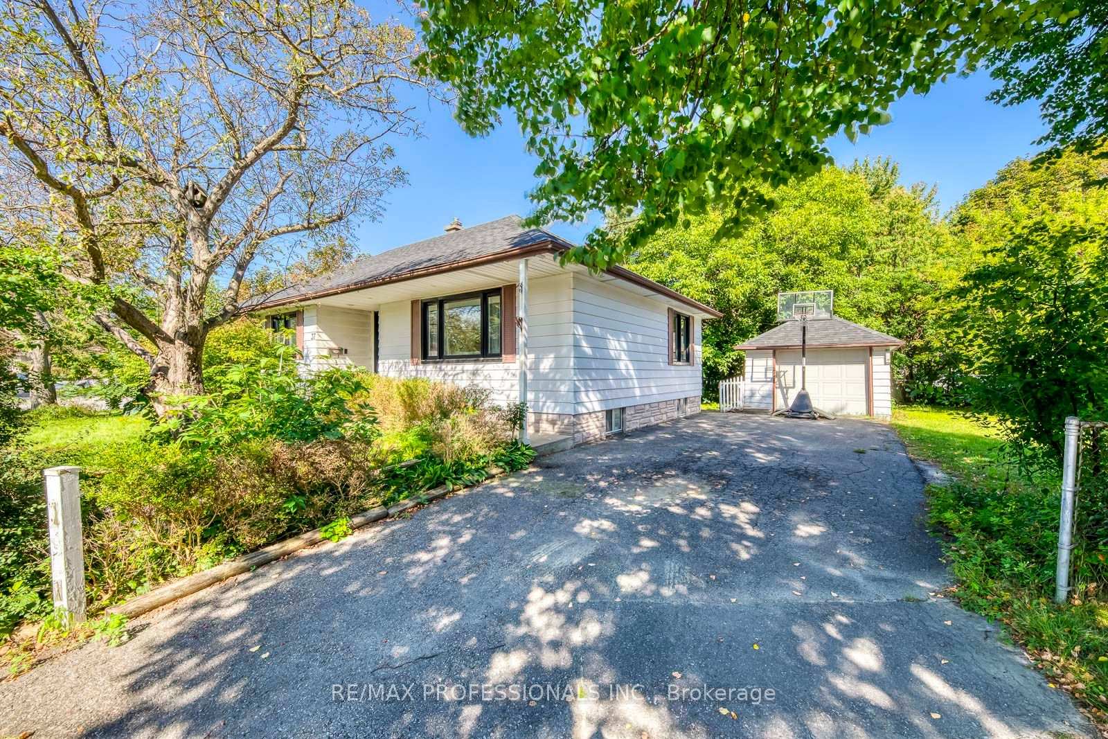 Photo 3 of 37 Mclaughlin Road N, Brampton, Brampton West — HOMEH