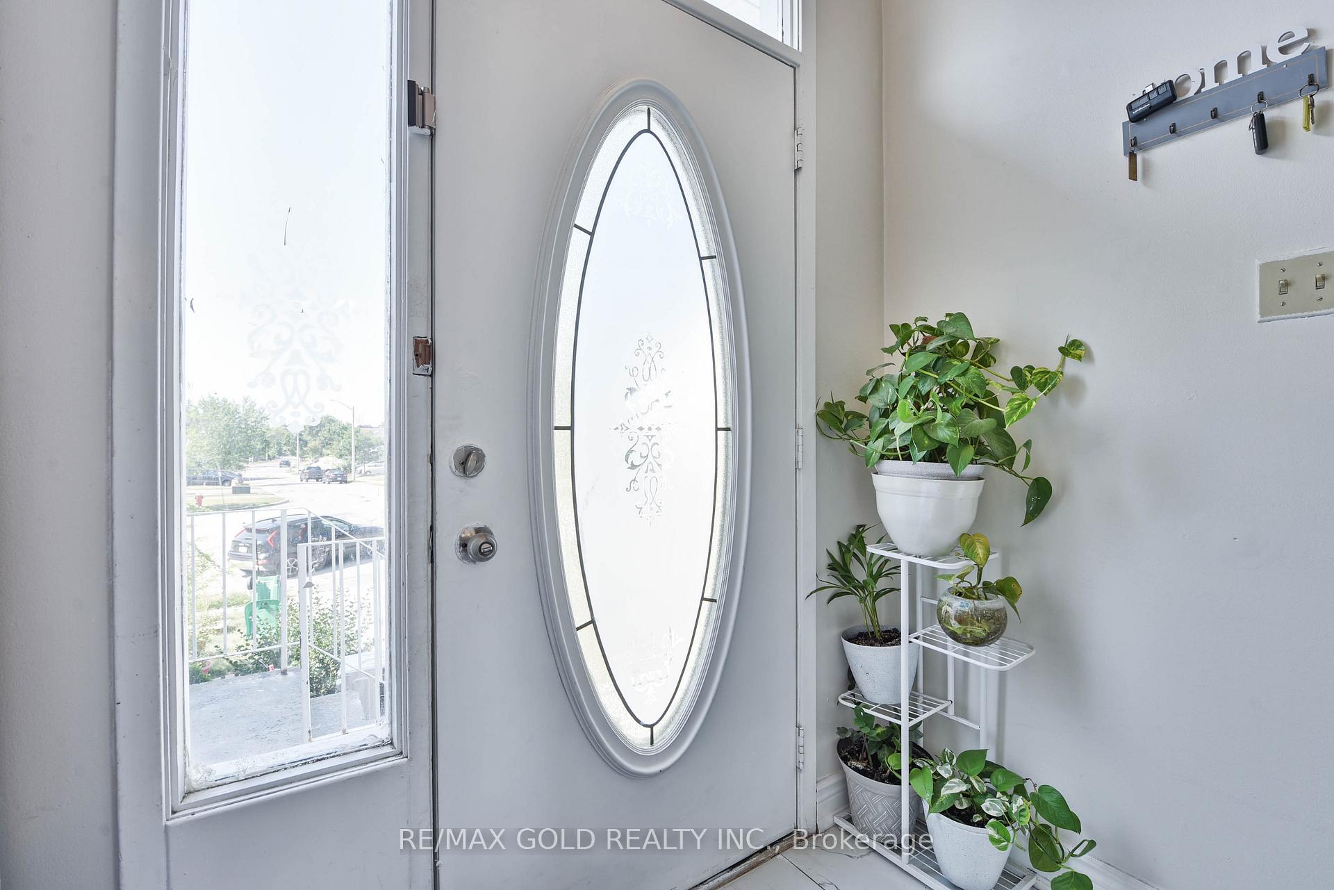 Photo 6 of 54 Nottawasaga Crescent, Brampton, Heart Lake — HOMEH