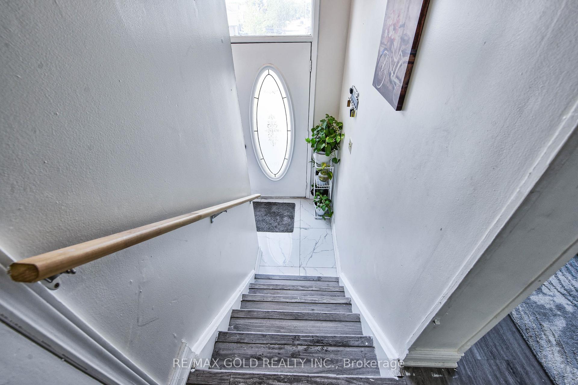 Photo 7 of 54 Nottawasaga Crescent, Brampton, Heart Lake — HOMEH