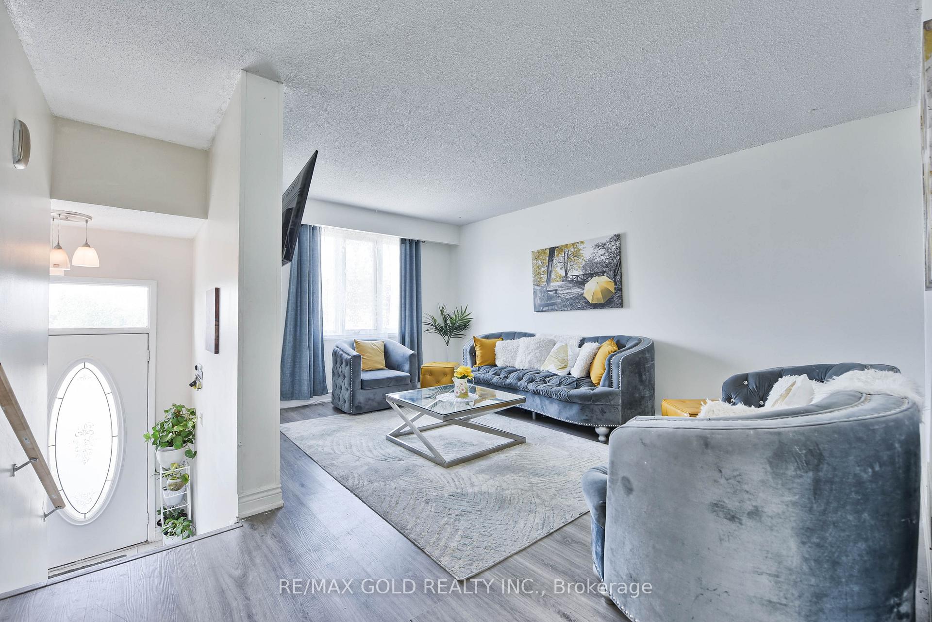 Photo 8 of 54 Nottawasaga Crescent, Brampton, Heart Lake — HOMEH