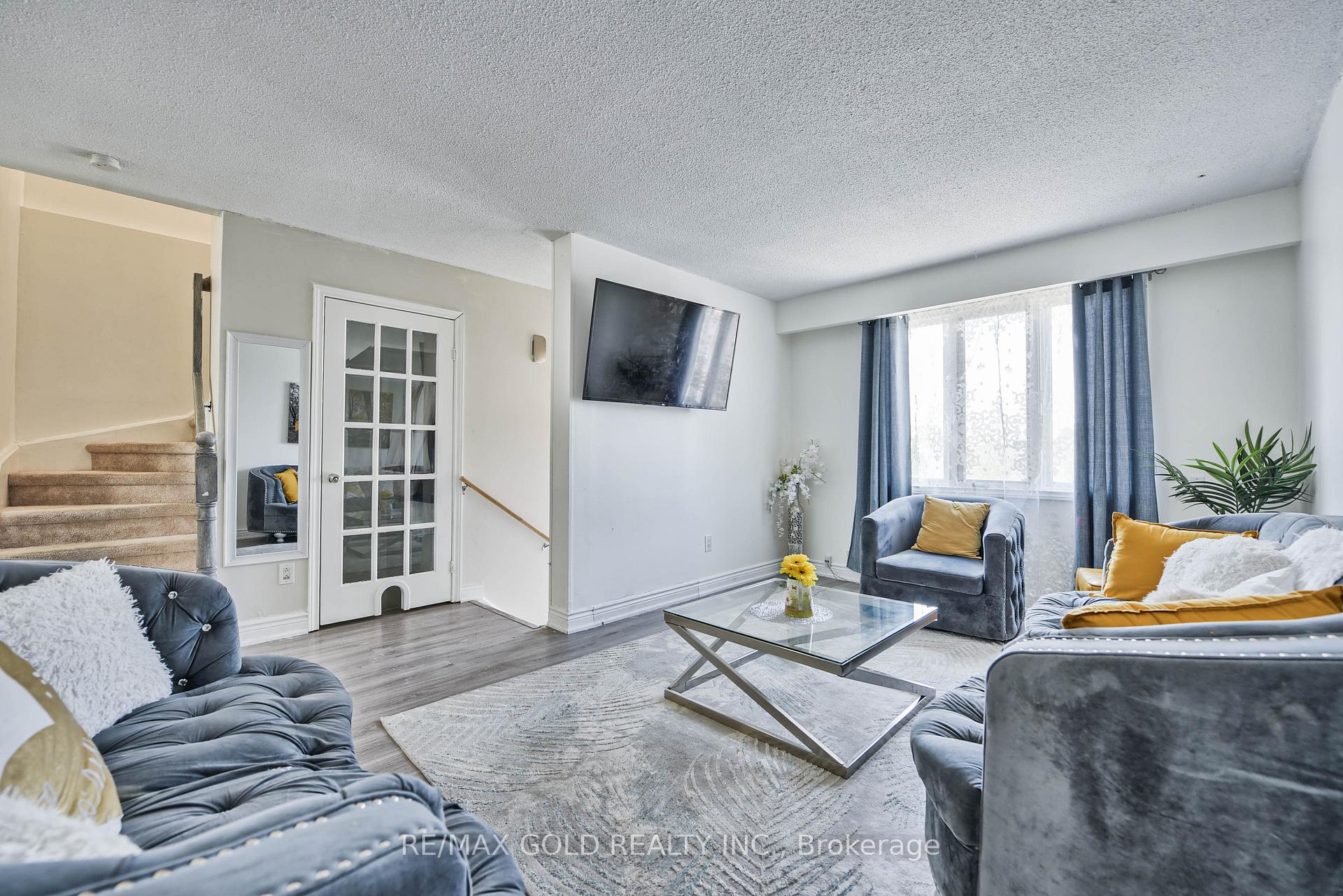 Photo 9 of 54 Nottawasaga Crescent, Brampton, Heart Lake — HOMEH