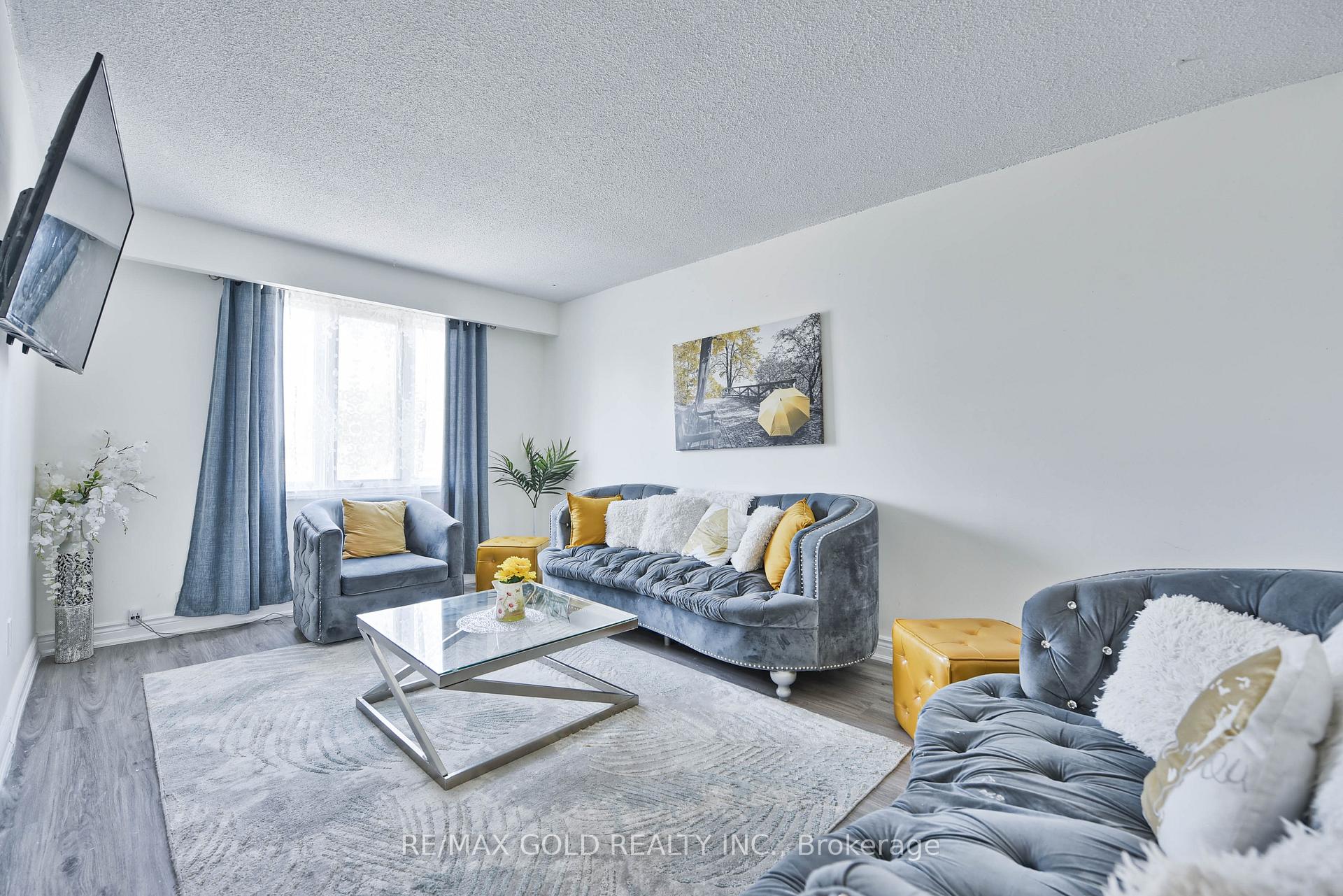 Photo 10 of 54 Nottawasaga Crescent, Brampton, Heart Lake — HOMEH