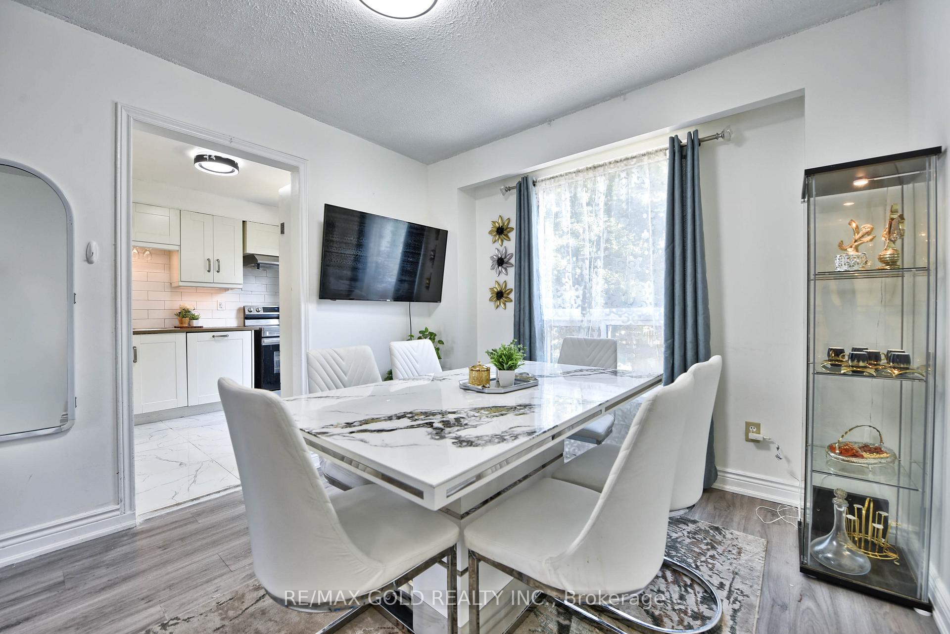 Photo 16 of 54 Nottawasaga Crescent, Brampton, Heart Lake — HOMEH