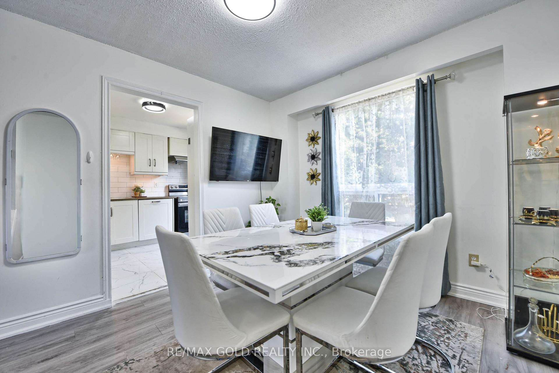 Photo 17 of 54 Nottawasaga Crescent, Brampton, Heart Lake — HOMEH