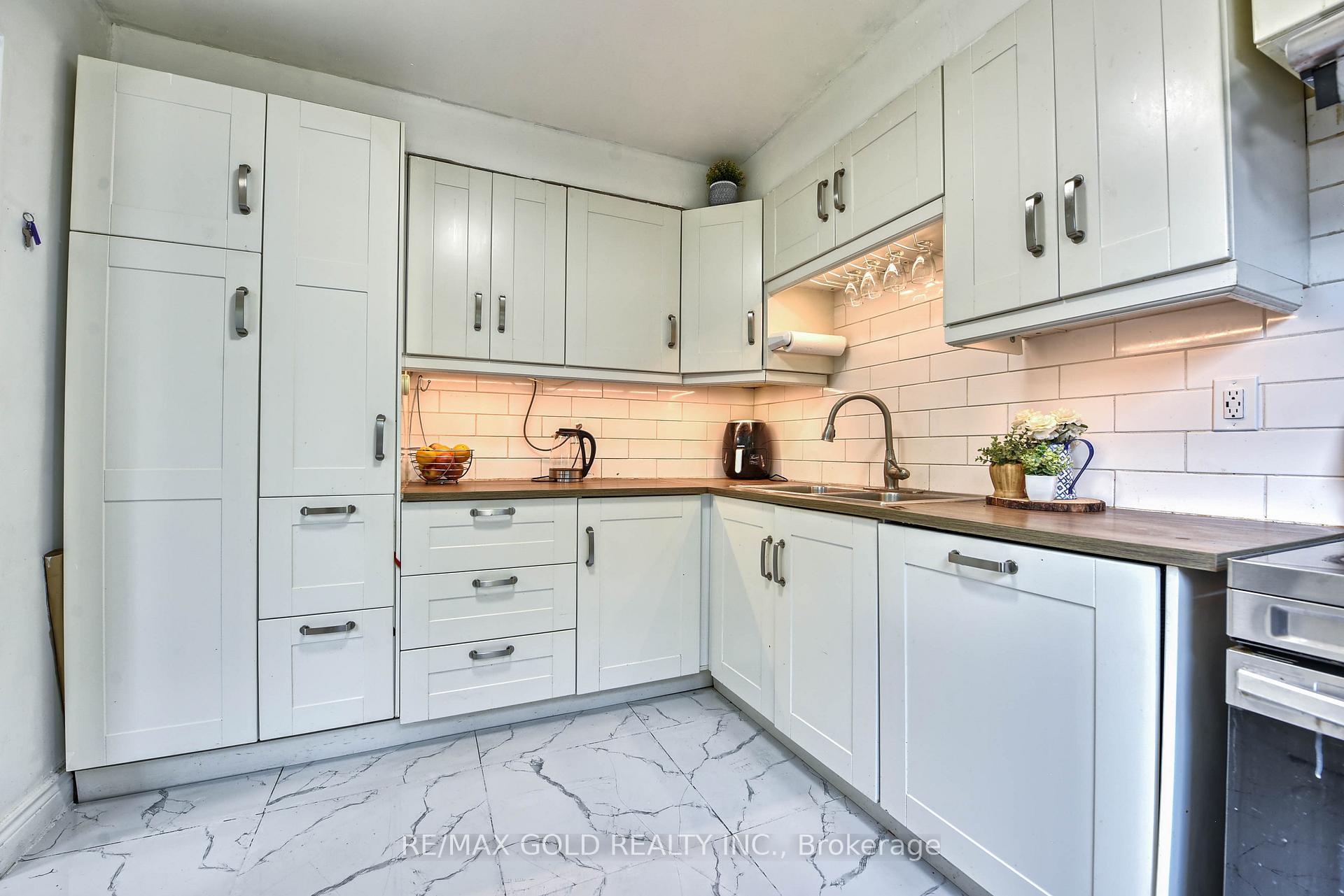Photo 21 of 54 Nottawasaga Crescent, Brampton, Heart Lake — HOMEH