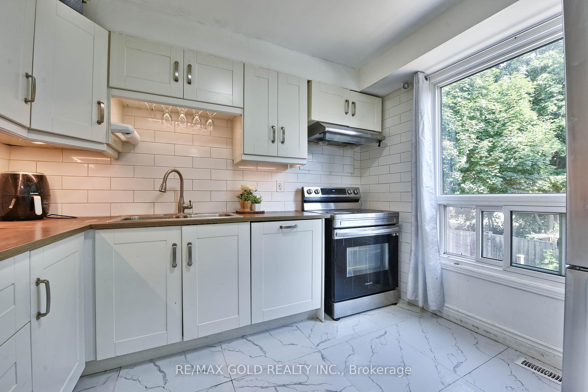 Photo 23 of 54 Nottawasaga Crescent, Brampton, Heart Lake — HOMEH