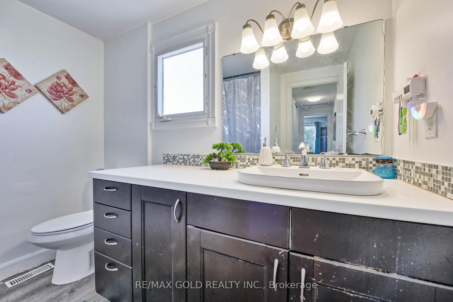 Photo 29 of 54 Nottawasaga Crescent, Brampton, Heart Lake — HOMEH