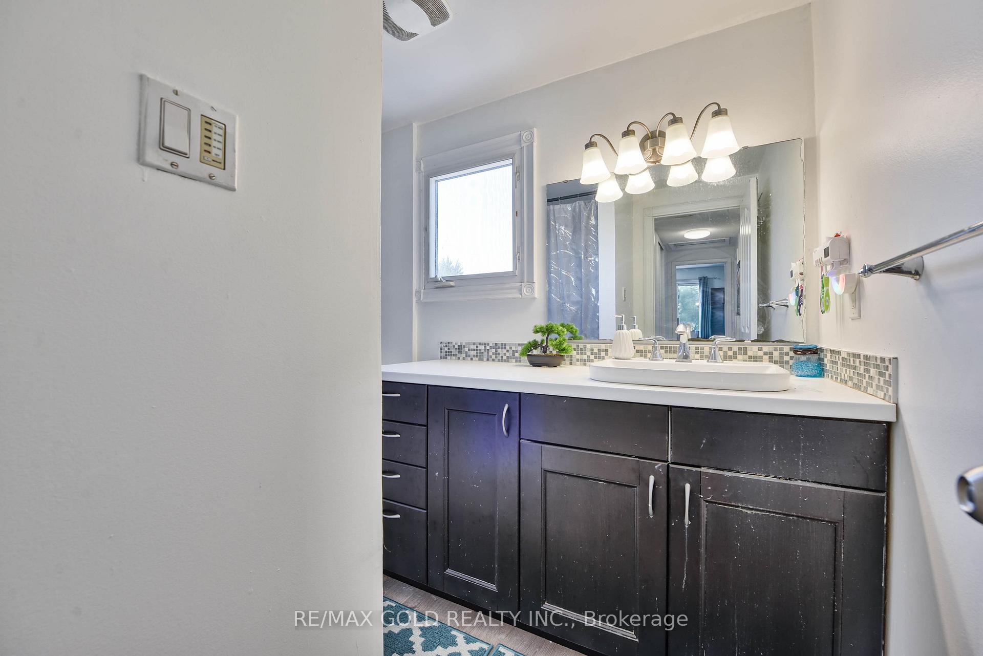 Photo 30 of 54 Nottawasaga Crescent, Brampton, Heart Lake — HOMEH