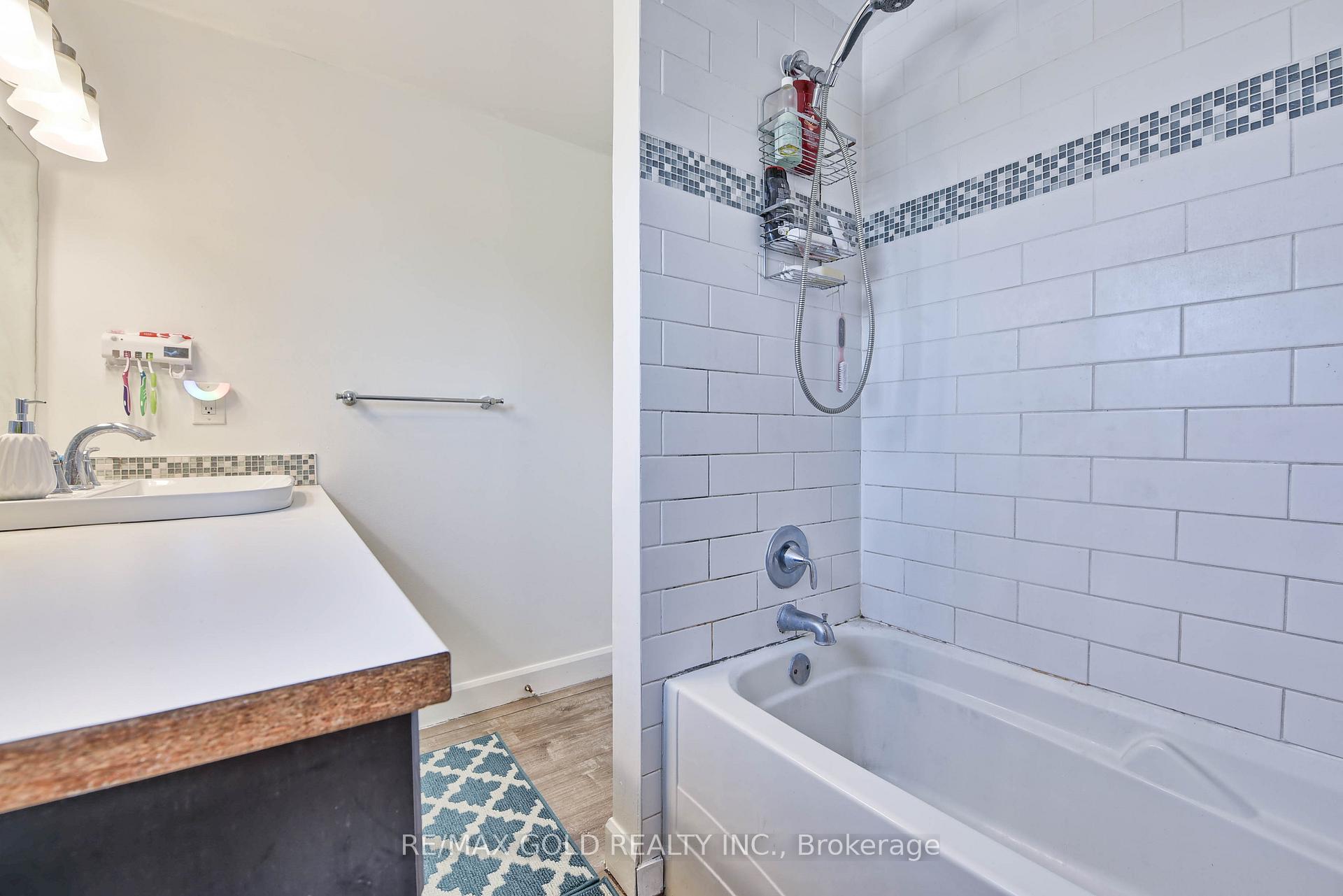 Photo 31 of 54 Nottawasaga Crescent, Brampton, Heart Lake — HOMEH