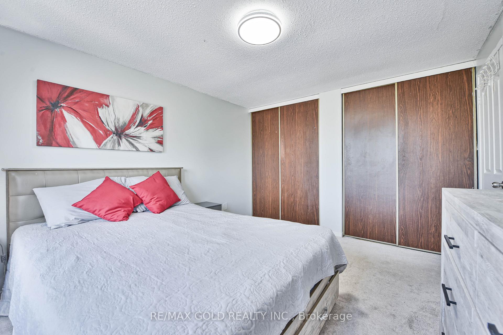 Photo 35 of 54 Nottawasaga Crescent, Brampton, Heart Lake — HOMEH