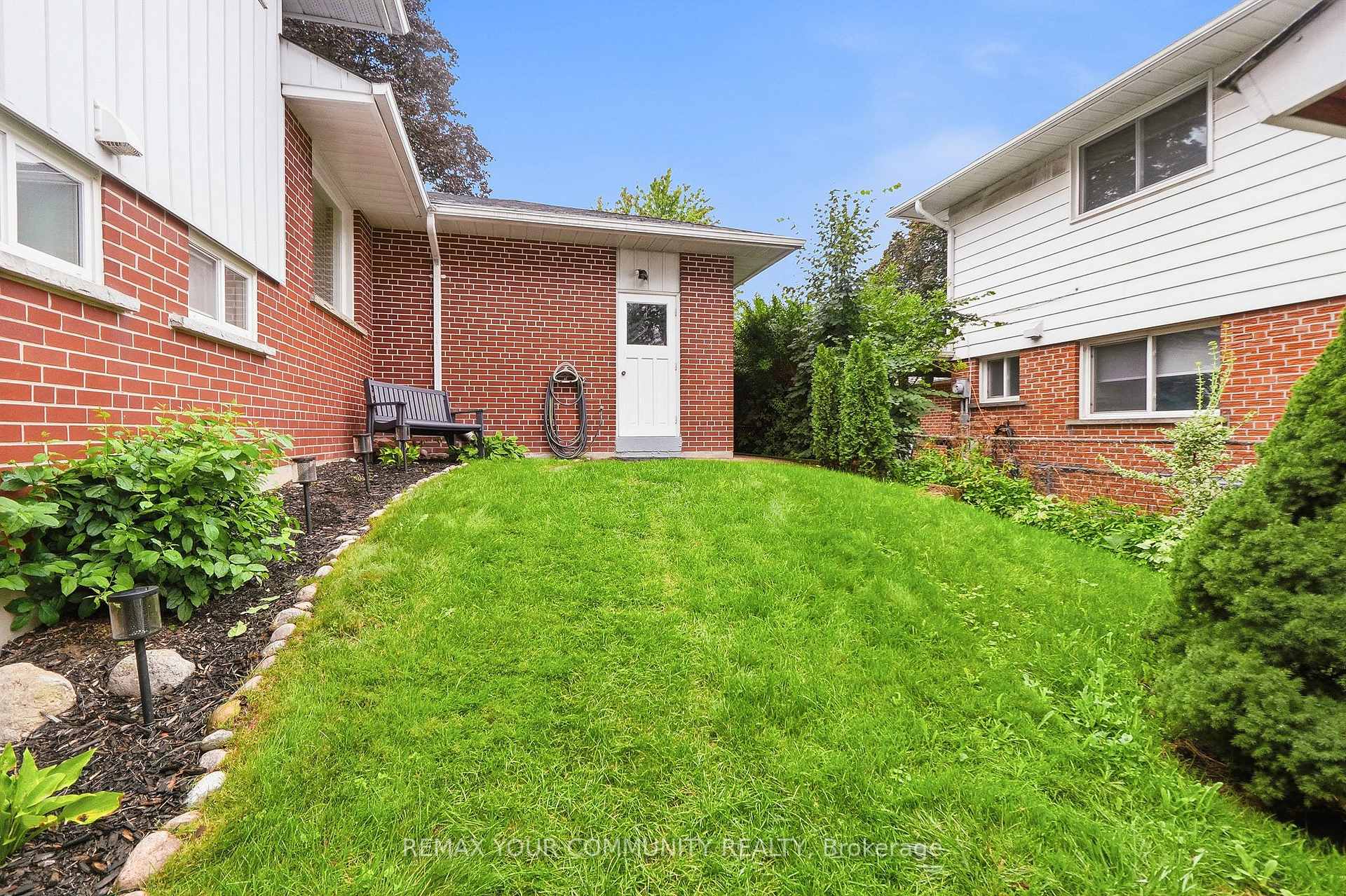 Photo 4 of 20 Ringwood Crescent, North York, Henry Farm — HOMEH