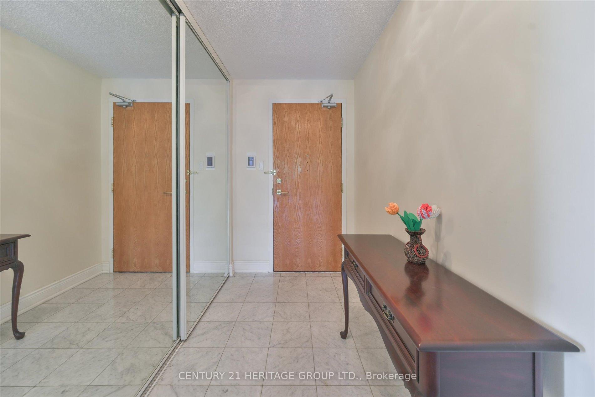 Photo 5 of Unit 410, 7250 Yonge Street, Vaughan, Crestwood-Springfarm-Yorkhill — HOMEH
