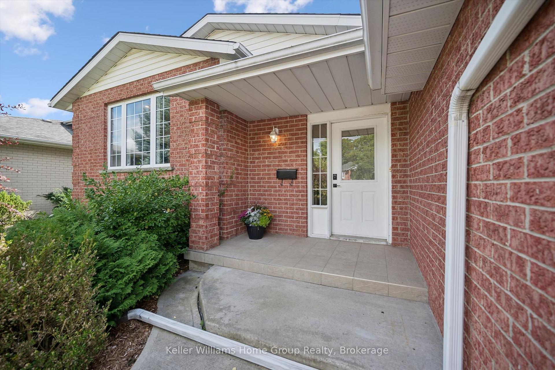 Photo 5 of 177 Eastforest Trail, Kitchener, Highland West — HOMEH