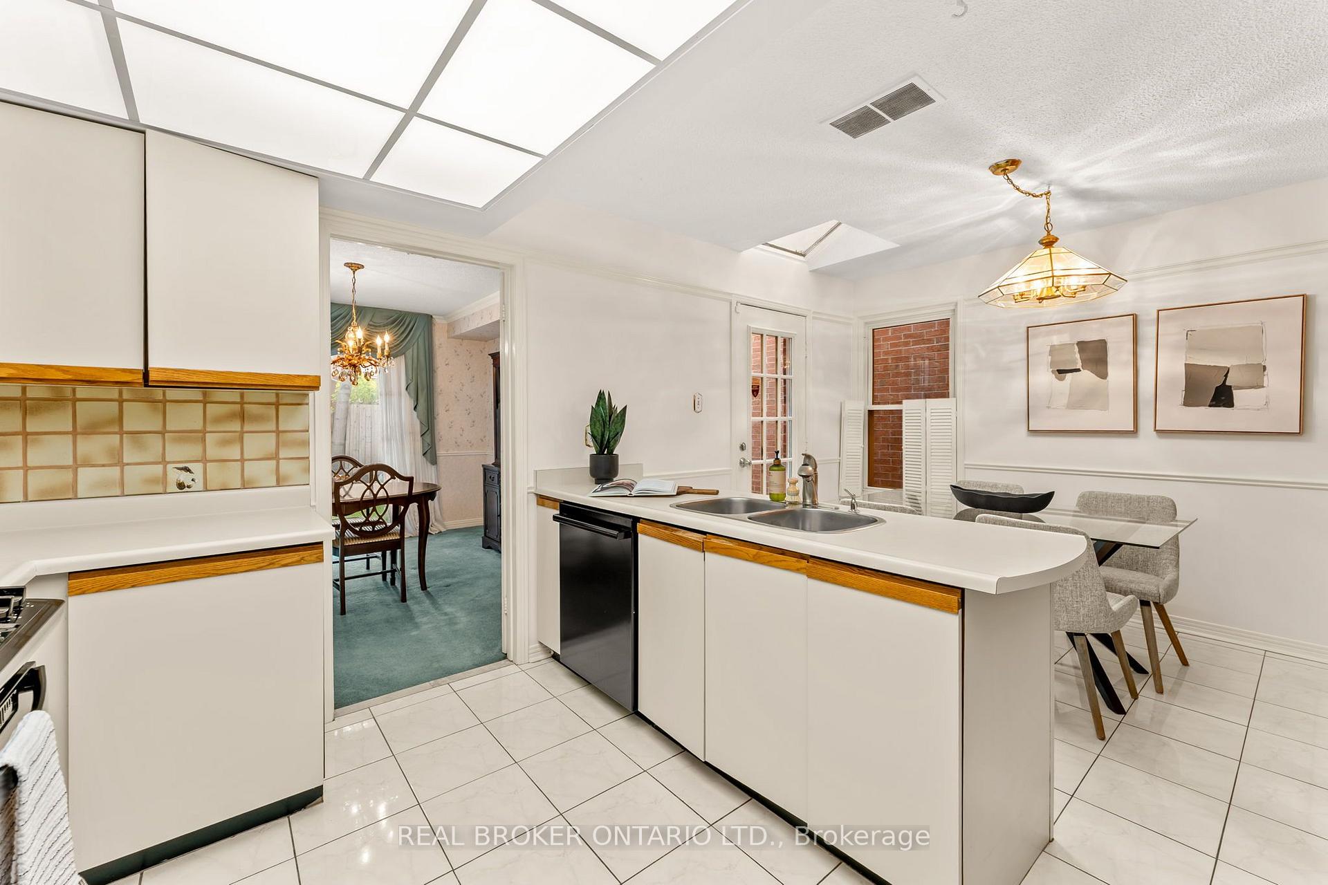Photo 11 of 37 Jessica Gardens, Vaughan, Crestwood-Springfarm-Yorkhill — HOMEH