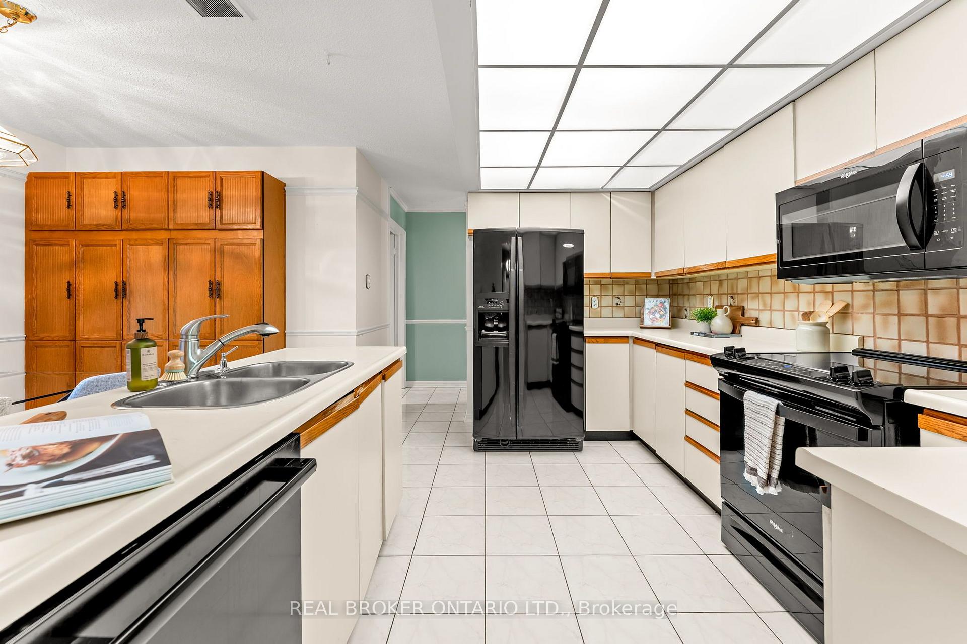 Photo 12 of 37 Jessica Gardens, Vaughan, Crestwood-Springfarm-Yorkhill — HOMEH