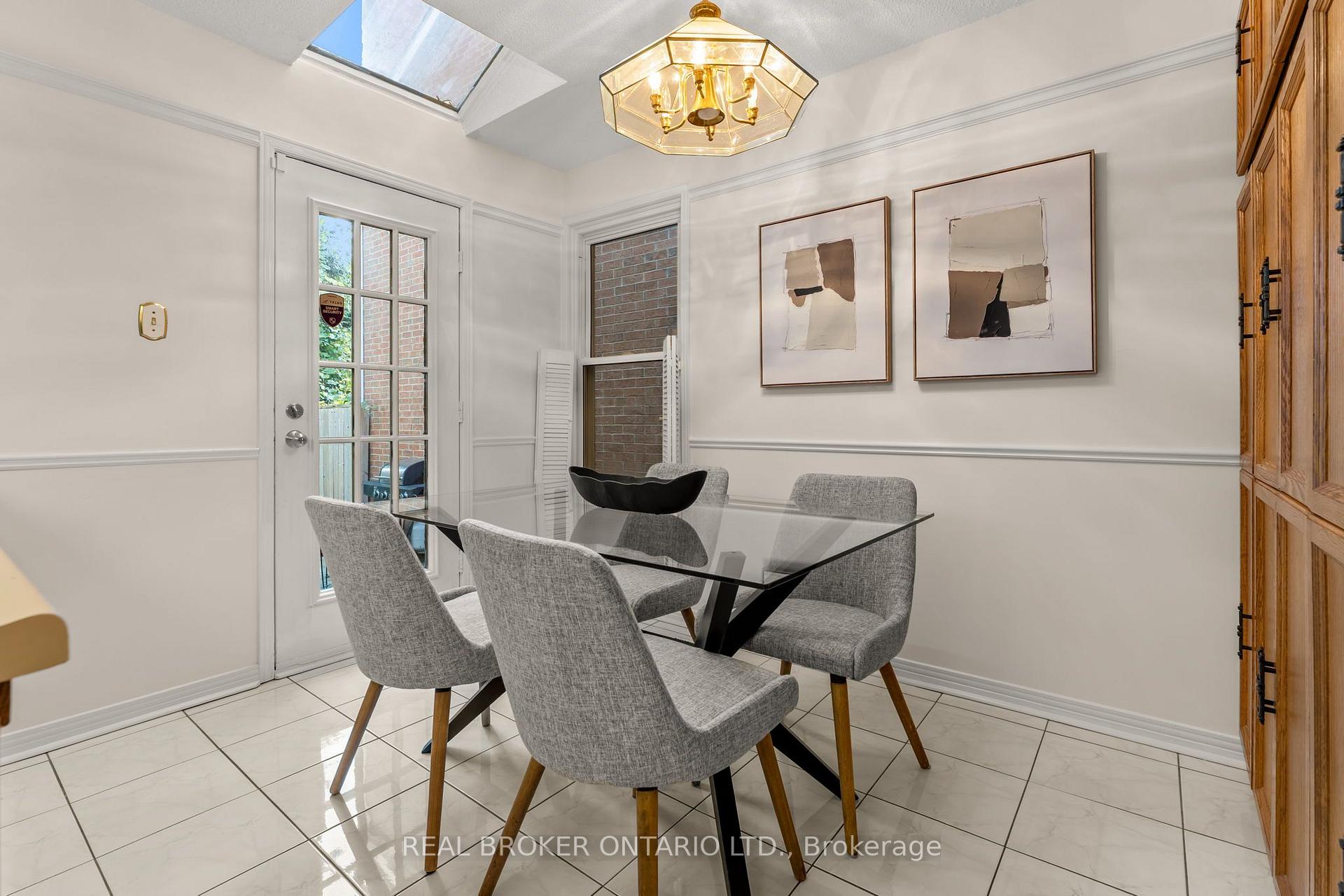 Photo 13 of 37 Jessica Gardens, Vaughan, Crestwood-Springfarm-Yorkhill — HOMEH