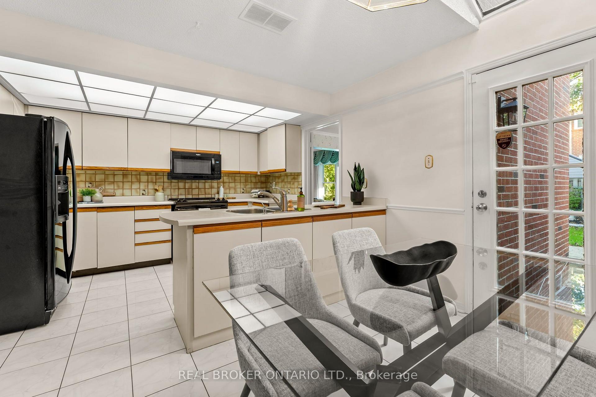 Photo 14 of 37 Jessica Gardens, Vaughan, Crestwood-Springfarm-Yorkhill — HOMEH