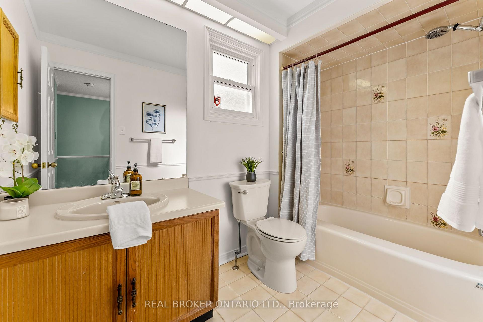 Photo 18 of 37 Jessica Gardens, Vaughan, Crestwood-Springfarm-Yorkhill — HOMEH