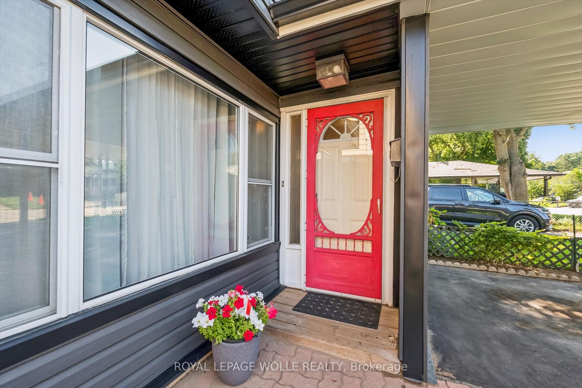 Photo 3 of 460 Parkview Crescent, Cambridge, Preston Heights — HOMEH