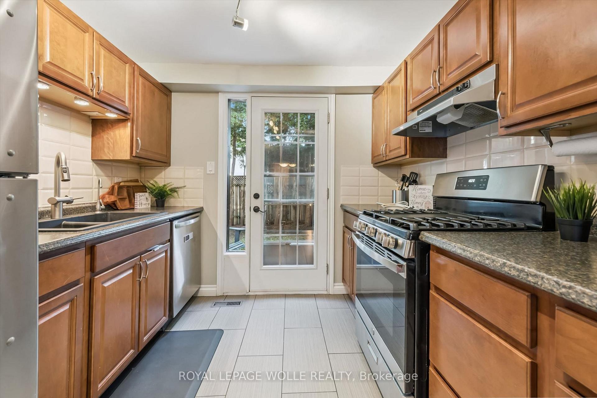Photo 10 of 460 Parkview Crescent, Cambridge, Preston Heights — HOMEH