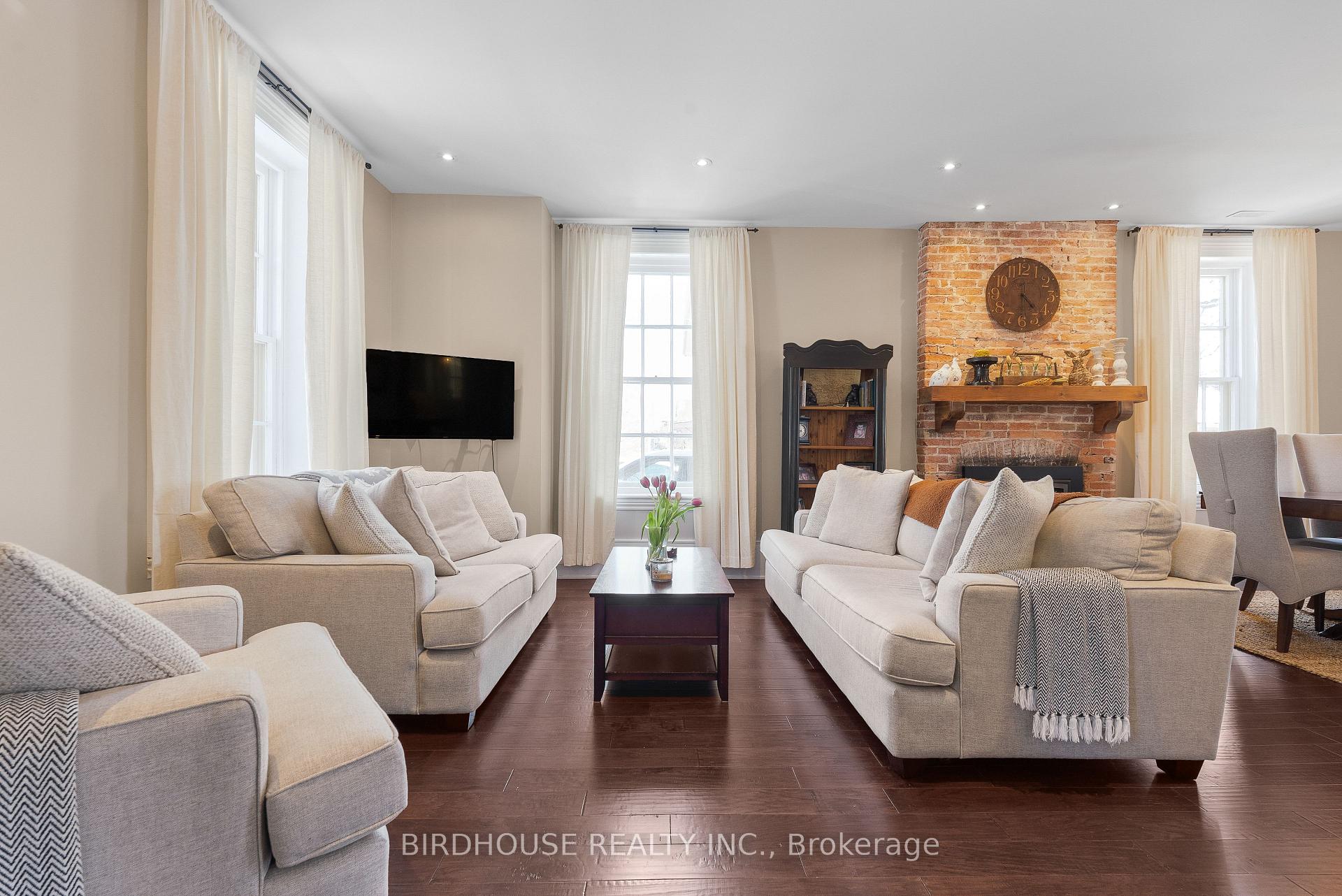 Photo 5 of 69 Bond Street W, Kawartha Lakes, Lindsay — HOMEH