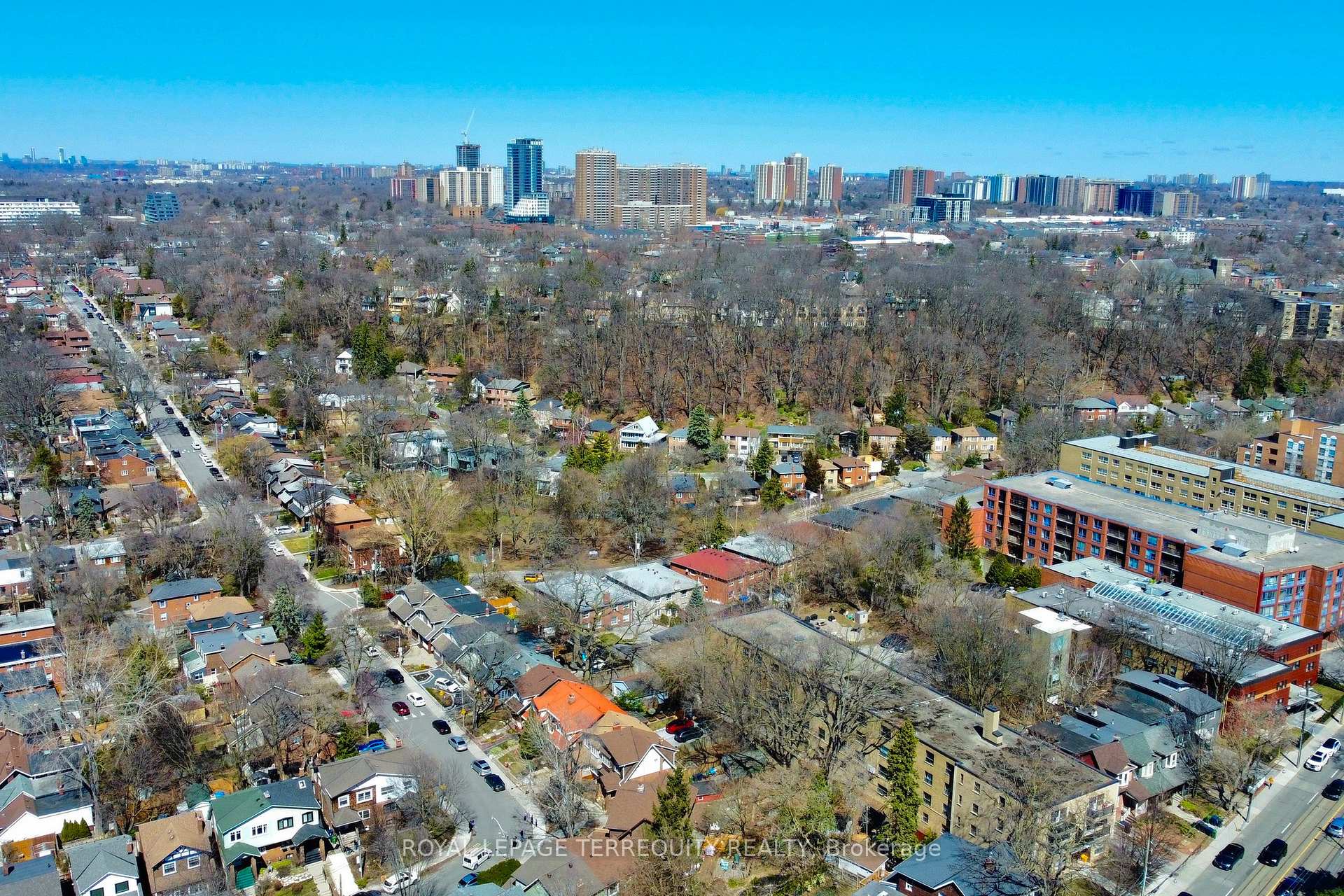Photo 5 of 29 Love Crescent, Toronto, East End-Danforth — HOMEH
