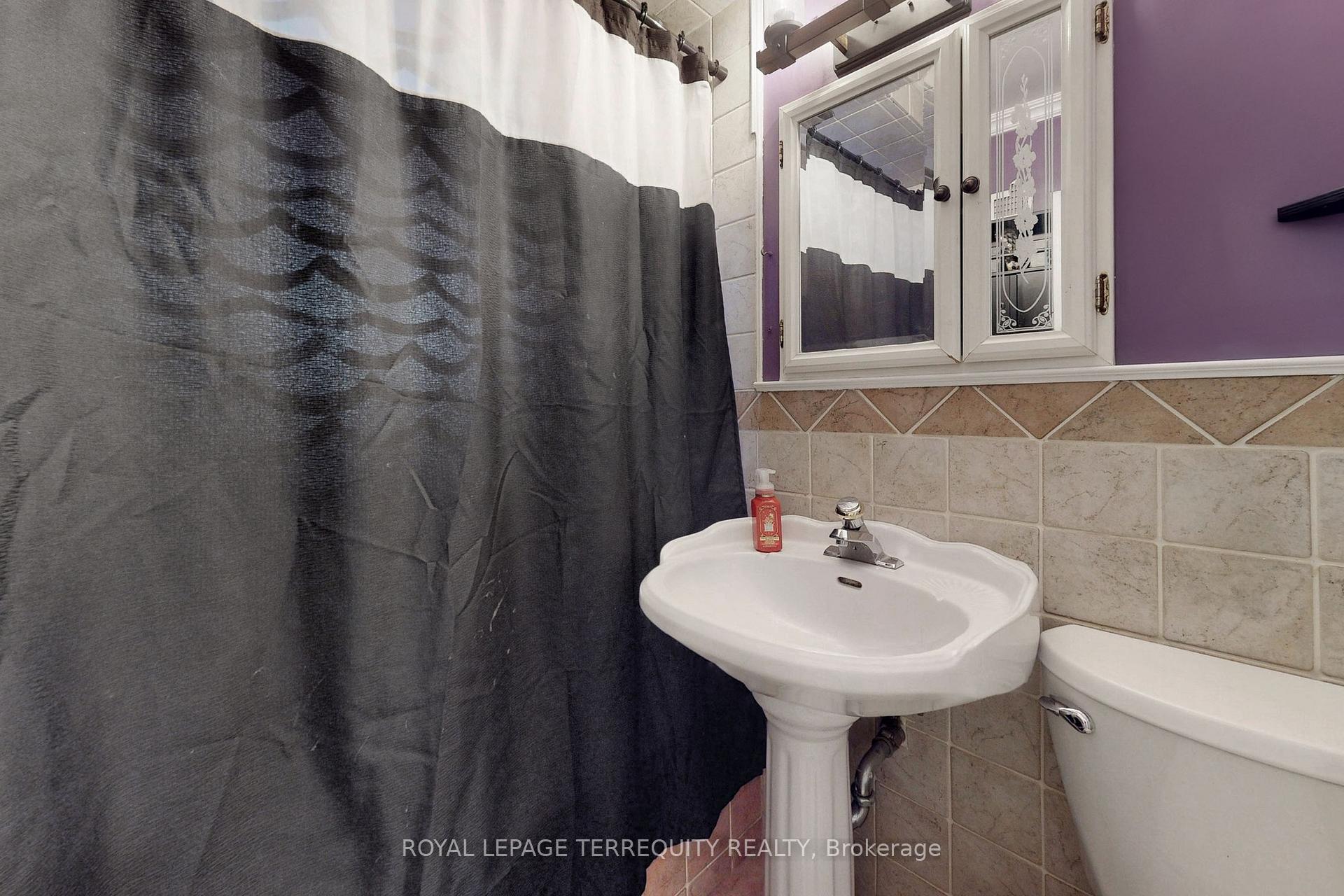 Photo 23 of 29 Love Crescent, Toronto, East End-Danforth — HOMEH