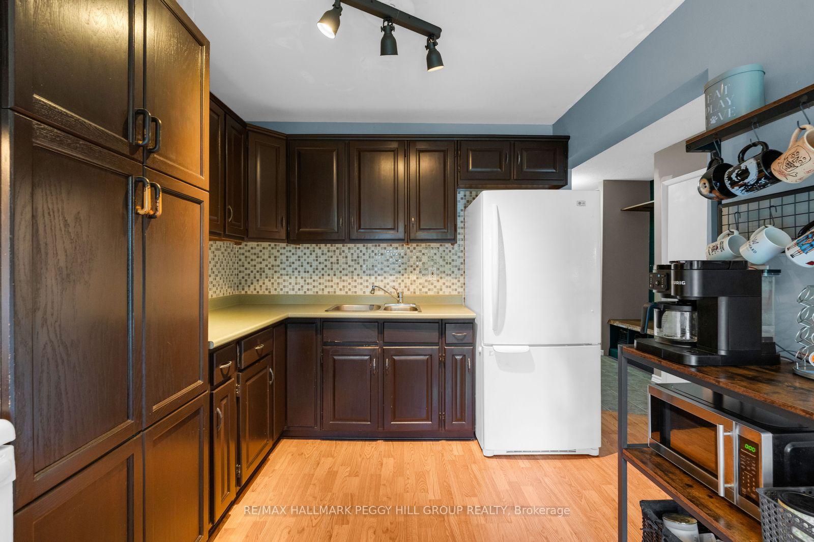 Photo 6 of 47 Kipling Place, Barrie, Letitia Heights — HOMEH