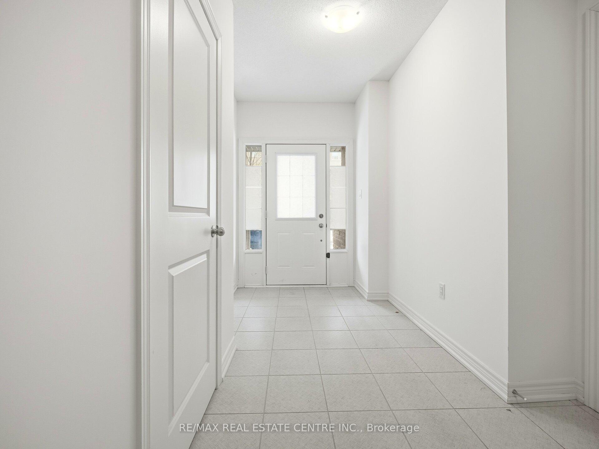 Photo 5 of 109 Fruitvale Circle, Brampton, Northwest Brampton — HOMEH