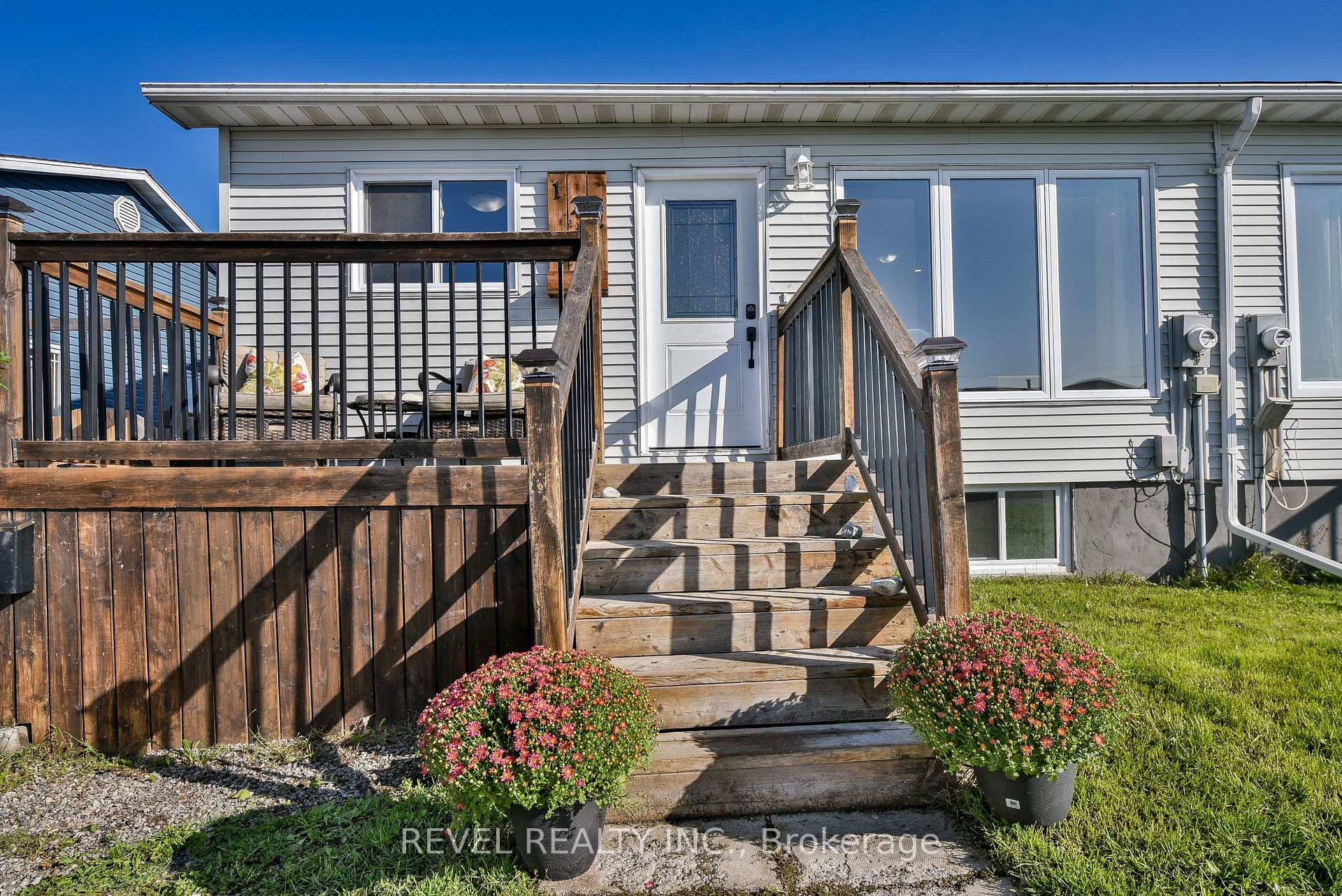 Front of 122 Delia Avenue