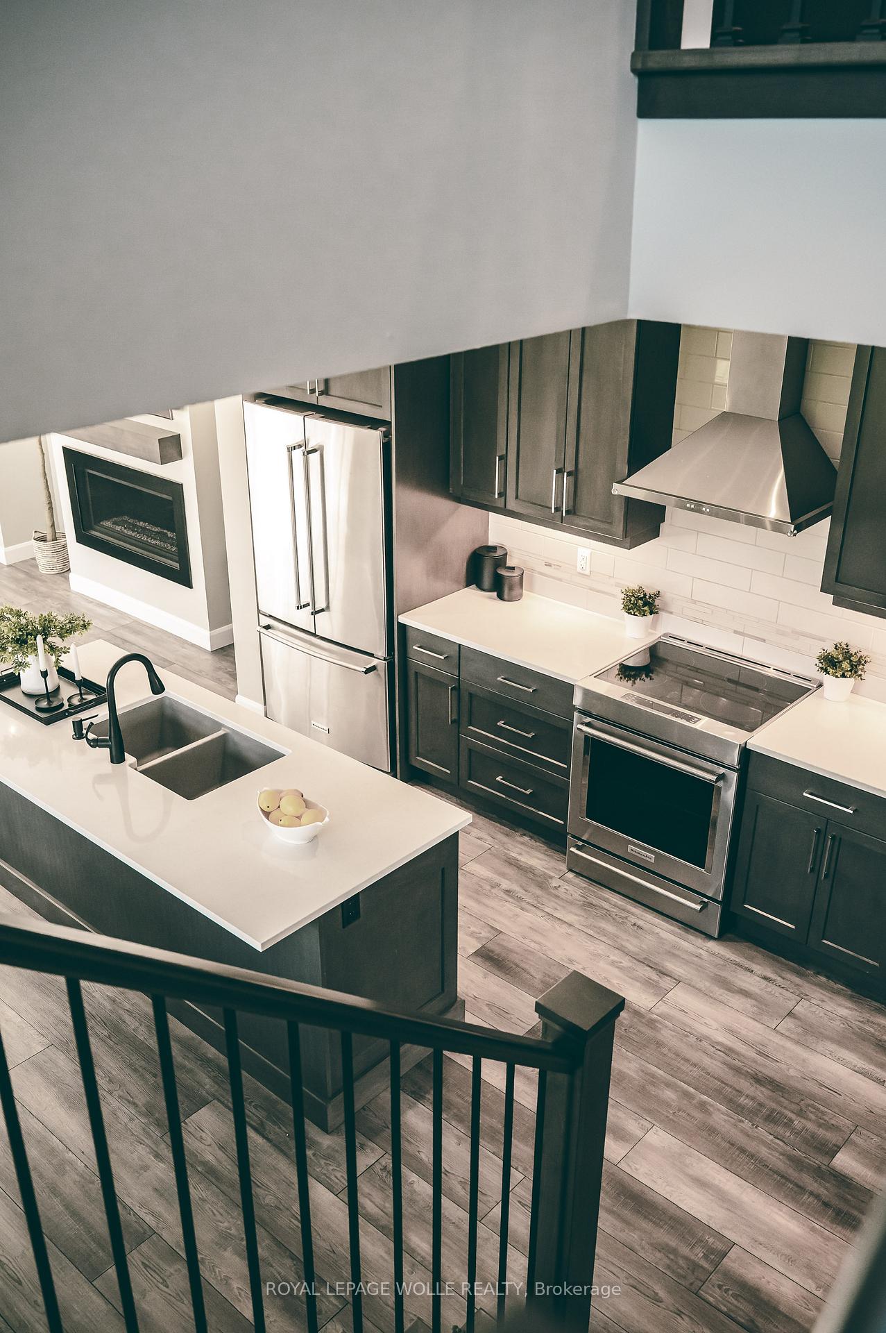 Photo 4 of 884 Robert Ferrie Drive, Kitchener, Doon South — HOMEH