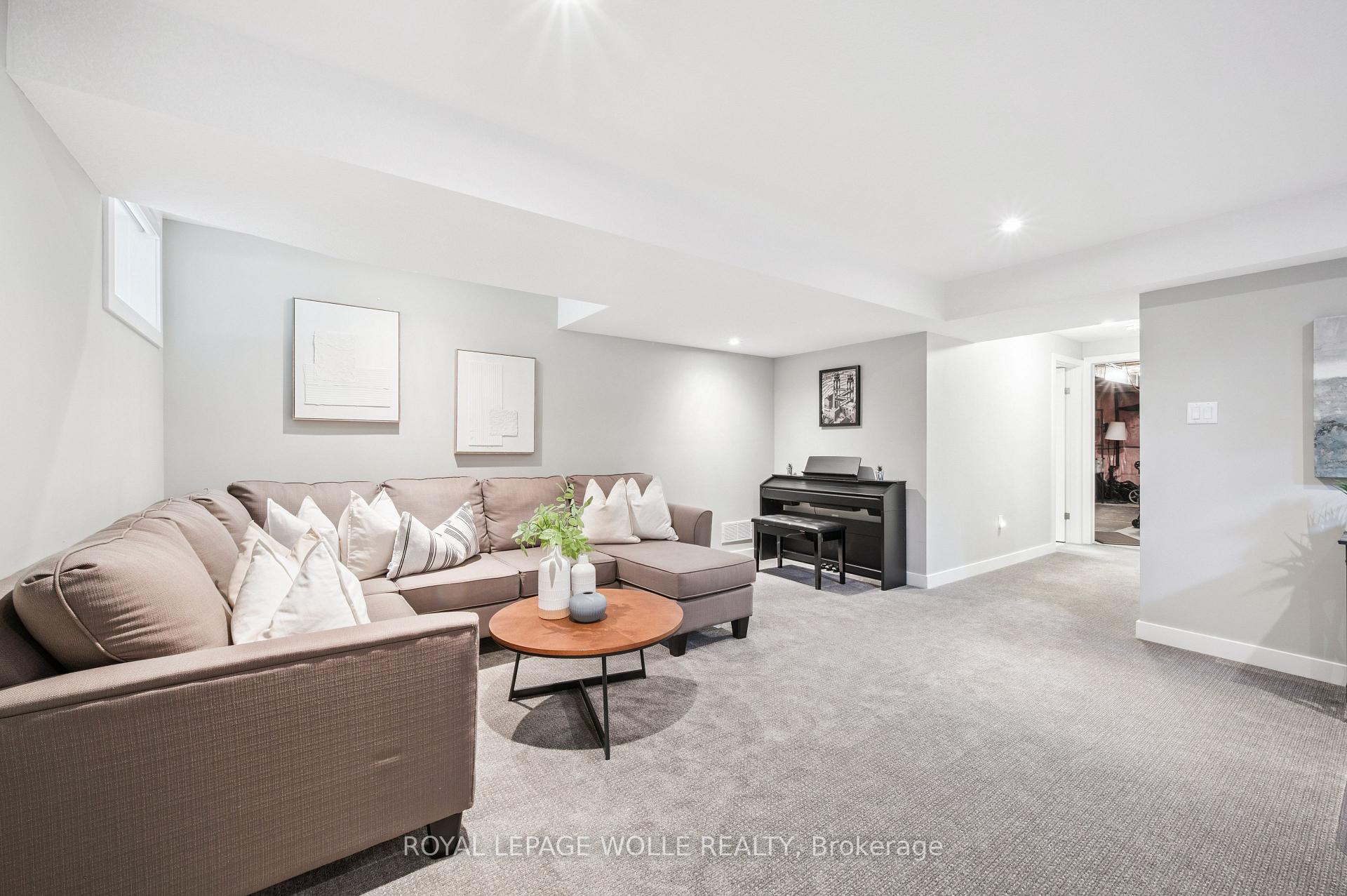 Photo 33 of 884 Robert Ferrie Drive, Kitchener, Doon South — HOMEH
