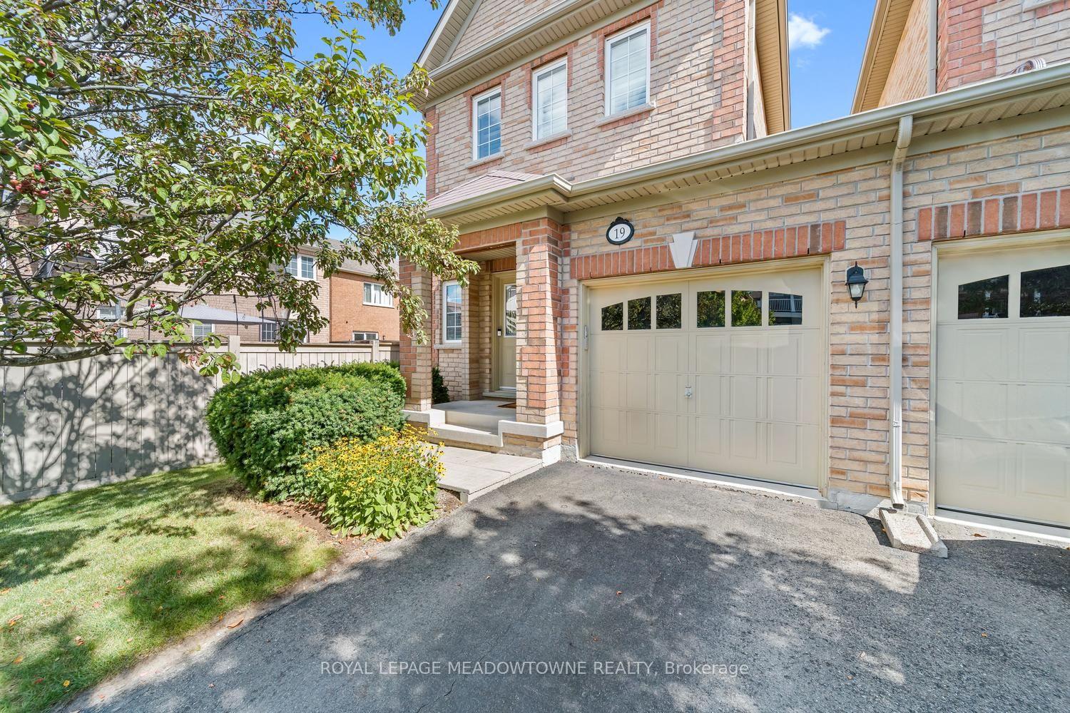 Photo 3 of 19 Goldham Way, Halton Hills, Georgetown — HOMEH