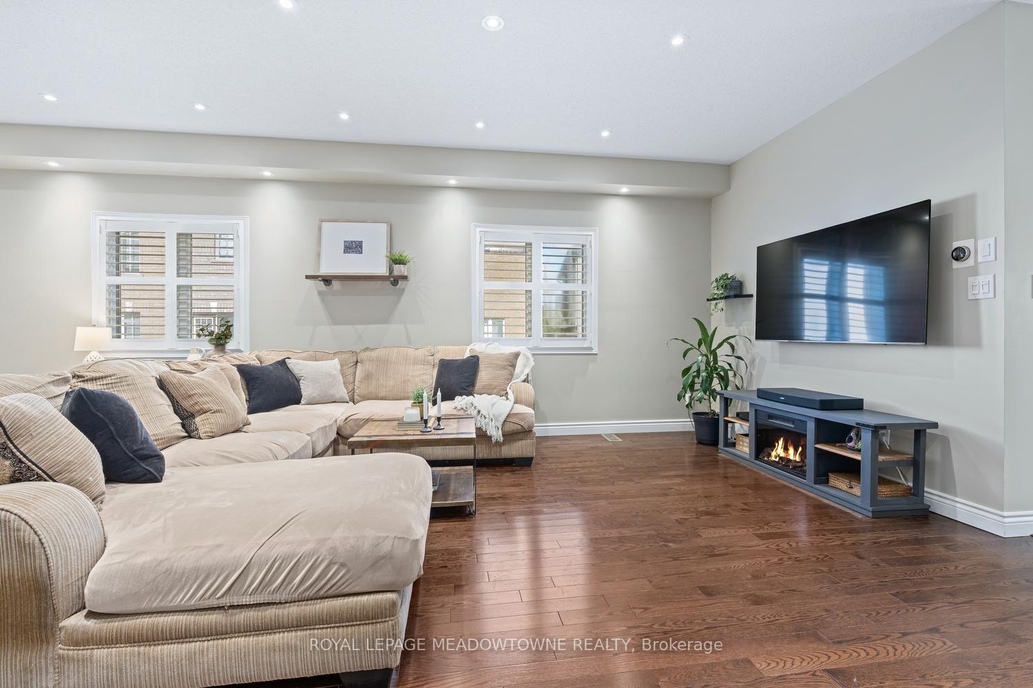 Photo 10 of 19 Goldham Way, Halton Hills, Georgetown — HOMEH