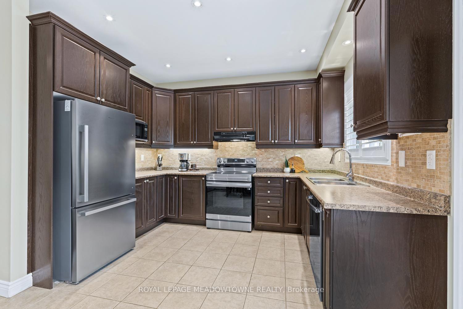 Photo 16 of 19 Goldham Way, Halton Hills, Georgetown — HOMEH