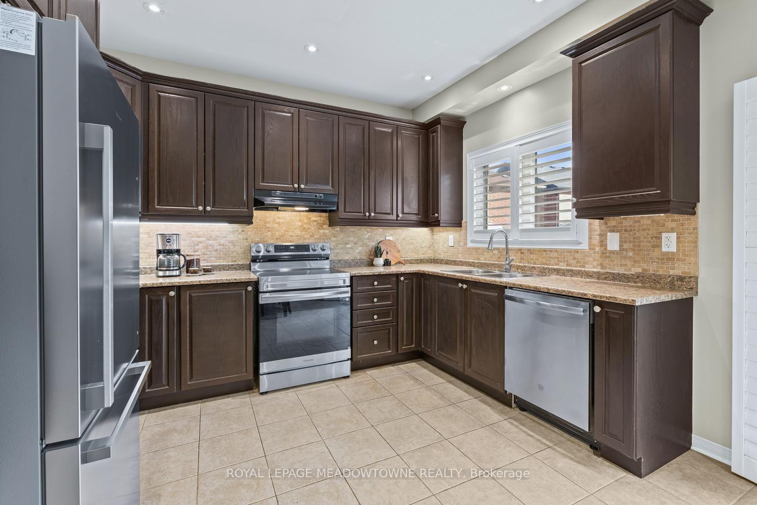Photo 17 of 19 Goldham Way, Halton Hills, Georgetown — HOMEH