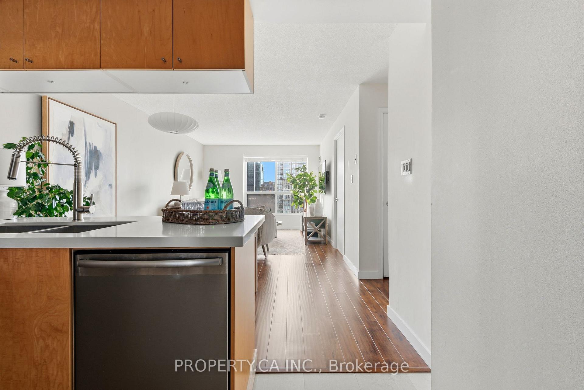 Photo 7 of Unit 1105, 410 Queens Quay W, Toronto, Waterfront Communities — HOMEH