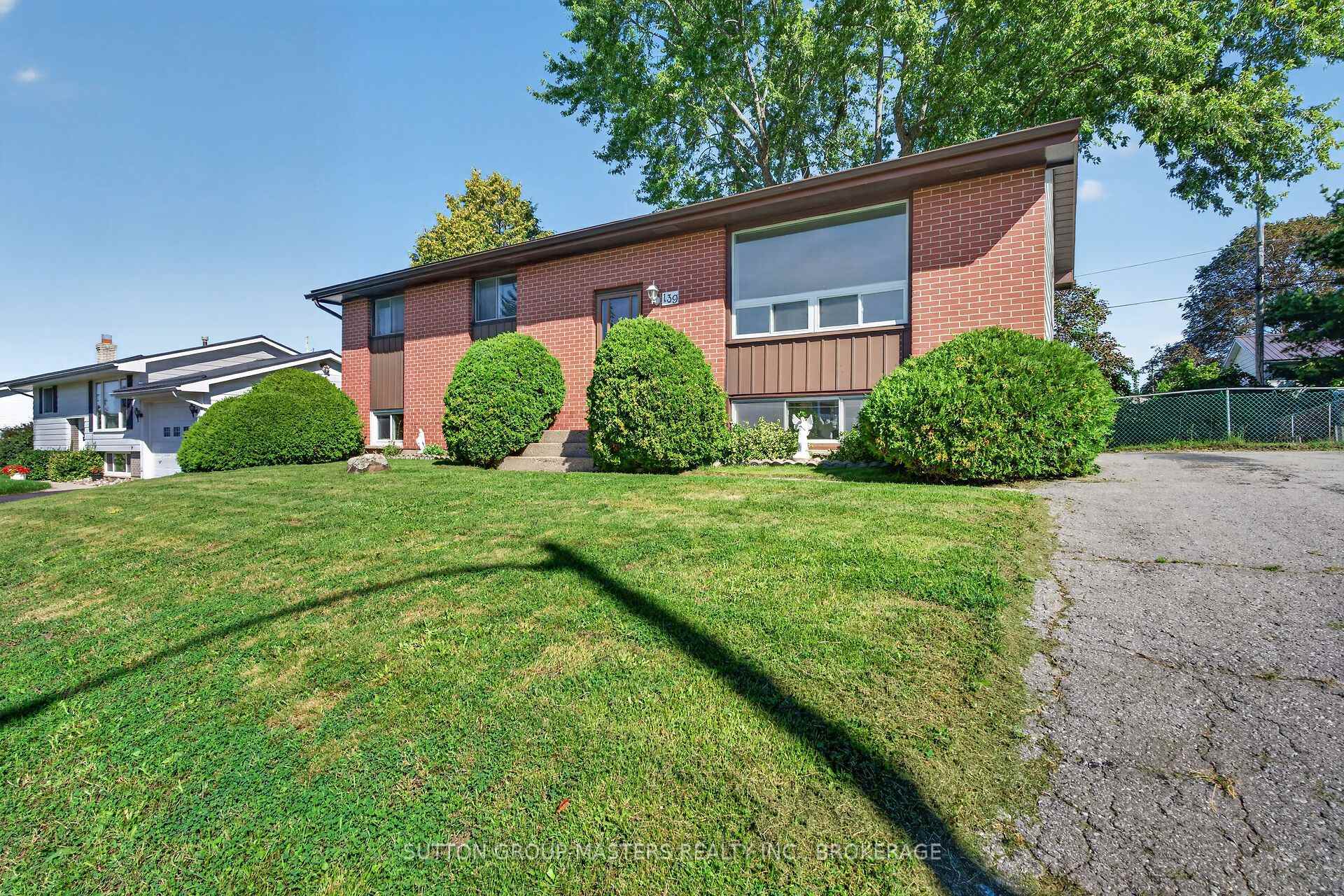 Photo 3 of 139 Sherwood Avenue, Loyalist, Amherstview — HOMEH