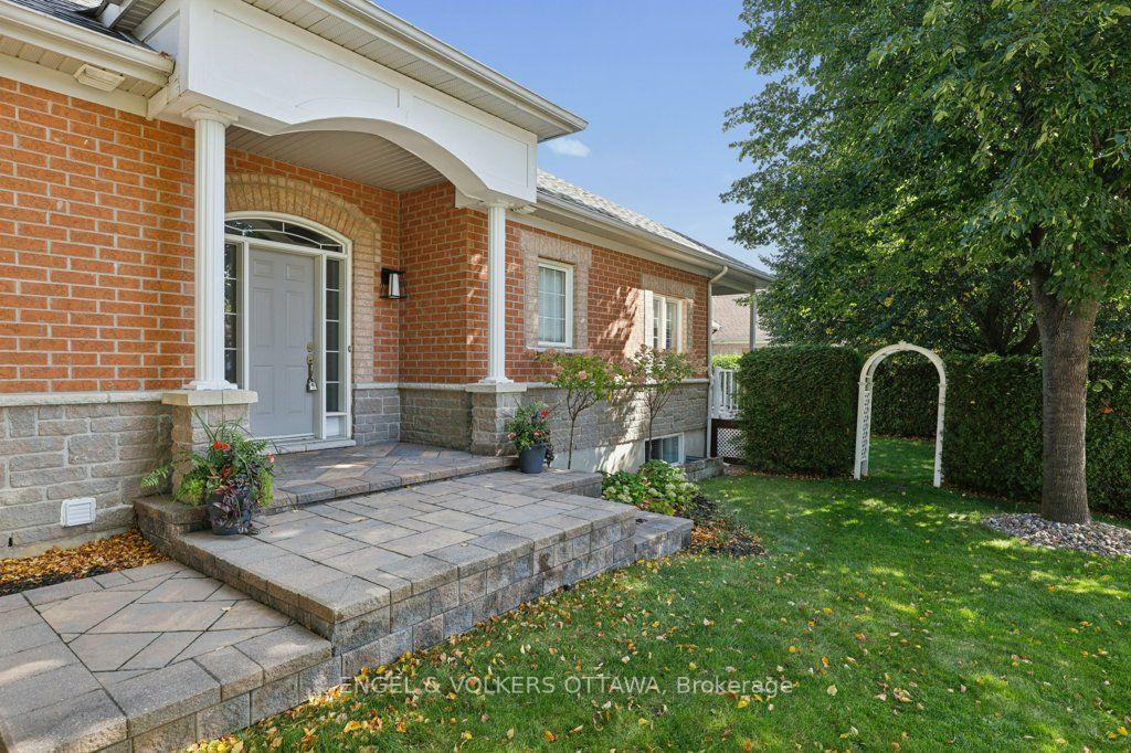 Photo 3 of 5 Goldora Private, Ottawa, Kanata - Kanata Lakes/Heritage Hills — HOMEH