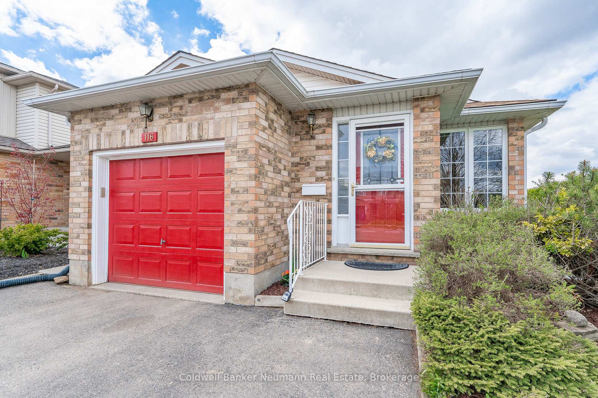 Photo 3 of 116 Doyle Drive, Guelph, Clairfields/Hanlon Business Park — HOMEH