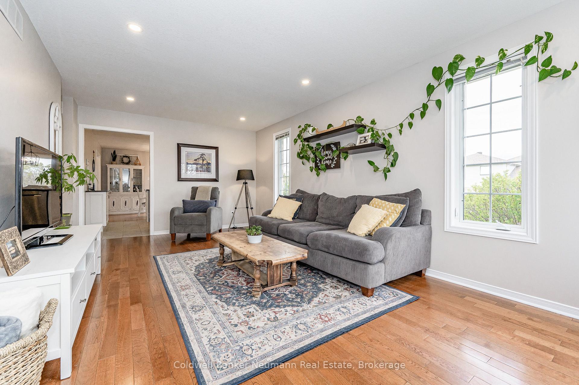 Photo 5 of 116 Doyle Drive, Guelph, Clairfields/Hanlon Business Park — HOMEH