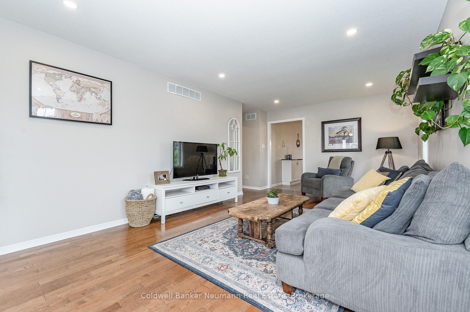 Photo 6 of 116 Doyle Drive, Guelph, Clairfields/Hanlon Business Park — HOMEH