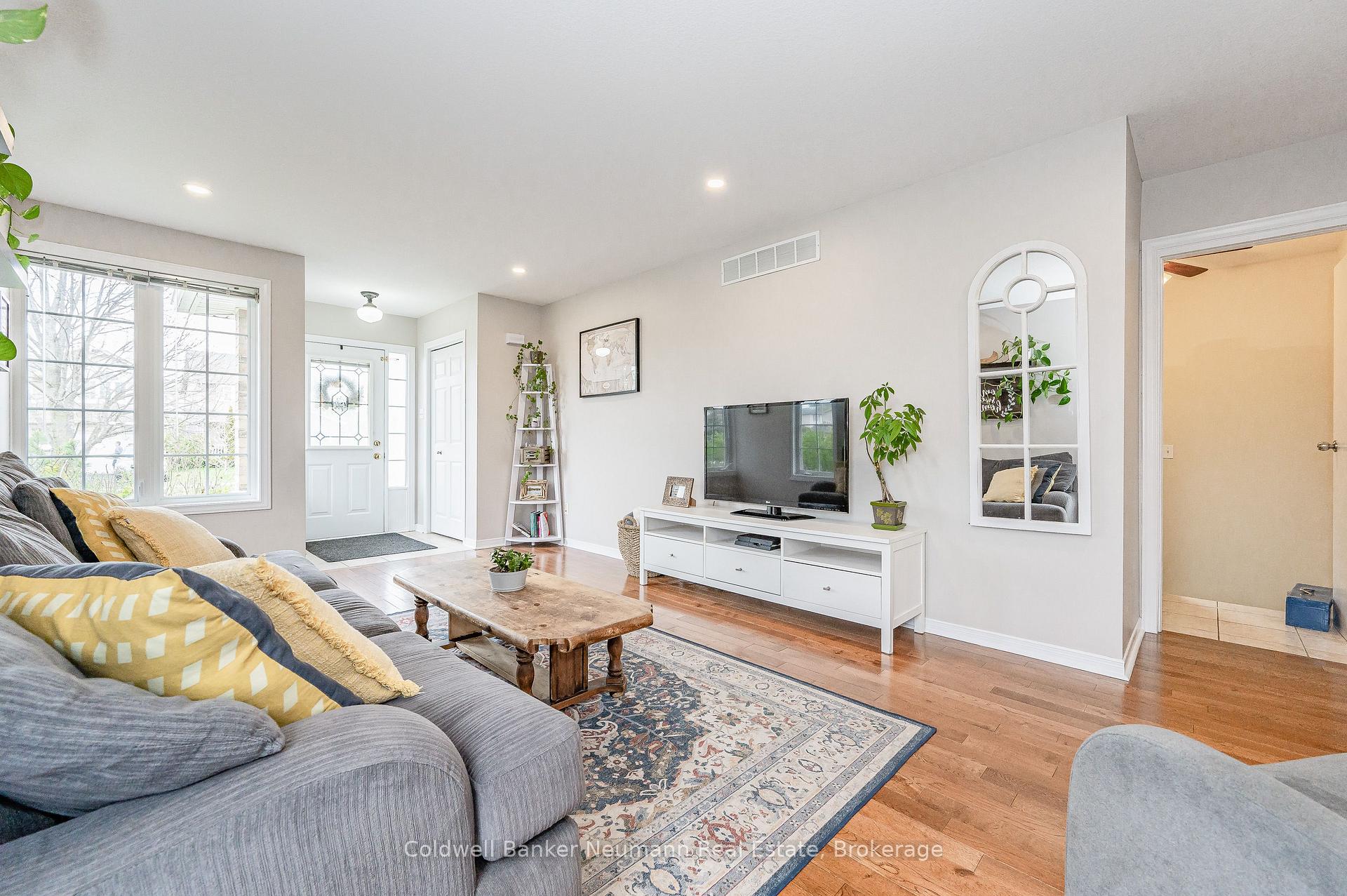 Photo 8 of 116 Doyle Drive, Guelph, Clairfields/Hanlon Business Park — HOMEH