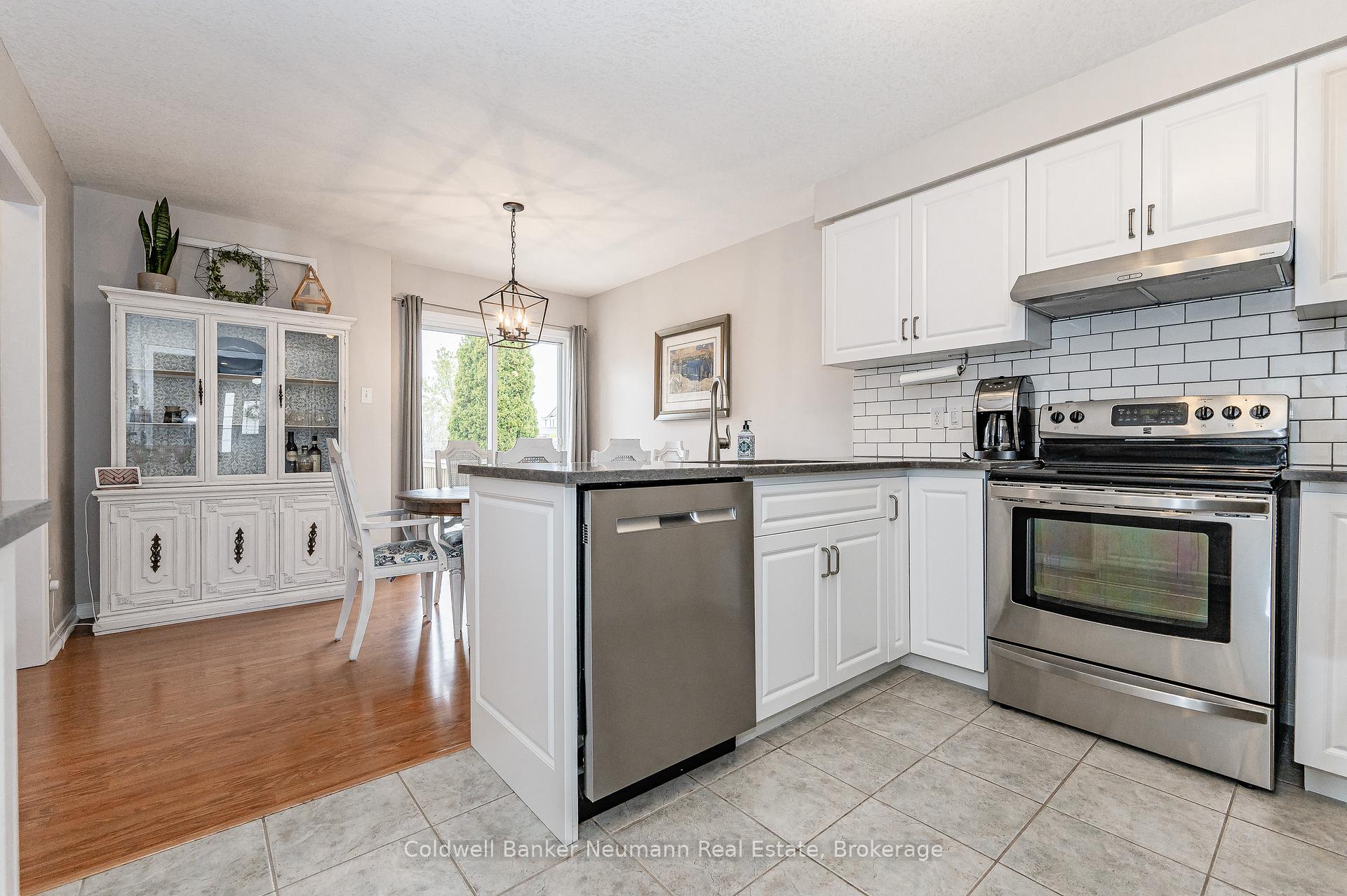 Photo 9 of 116 Doyle Drive, Guelph, Clairfields/Hanlon Business Park — HOMEH