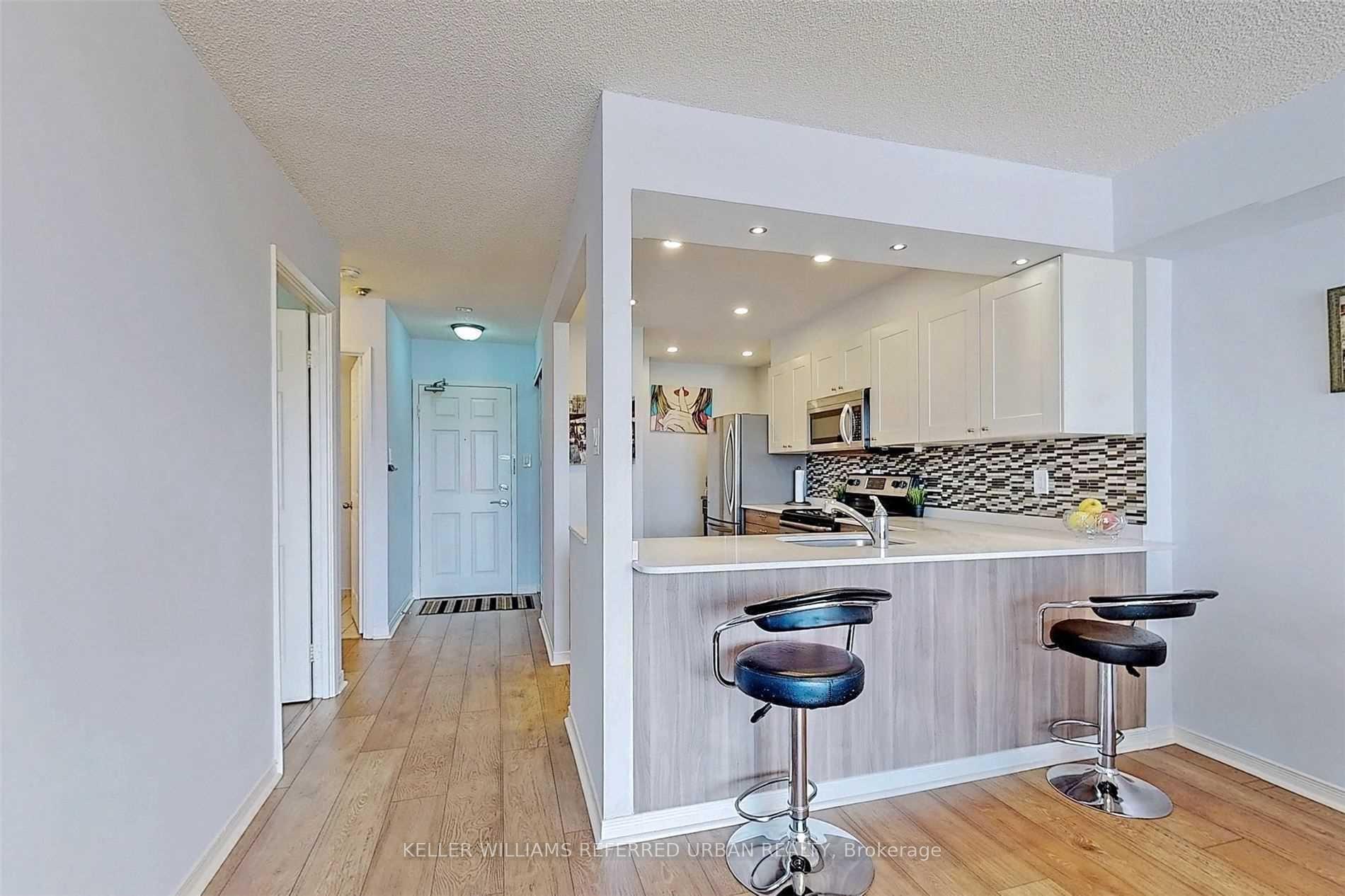 Photo 4 of Unit 420, 309 Major Mackenzie Drive E, Richmond Hill, Harding — HOMEH